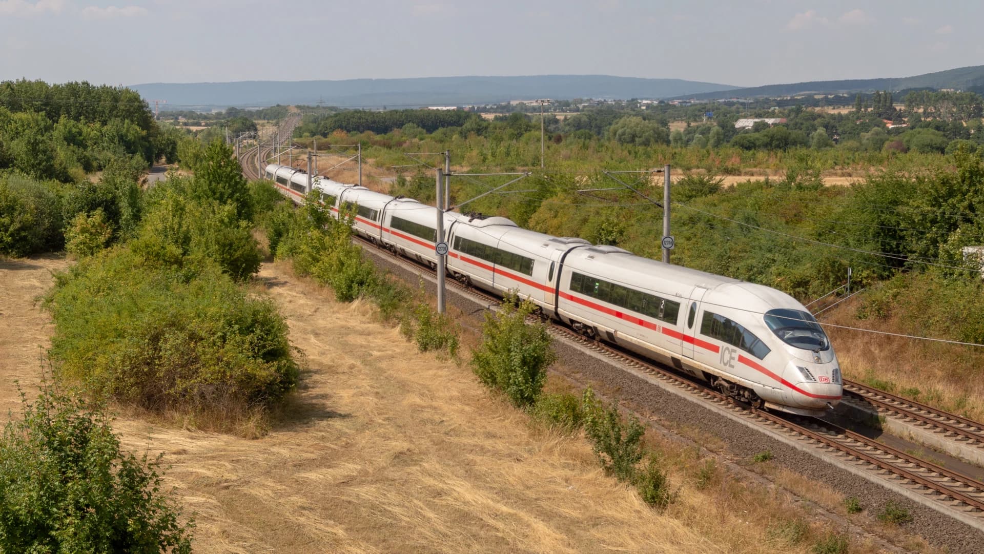 ICE auf der Bahnstrecke bei Flörsheim am Main