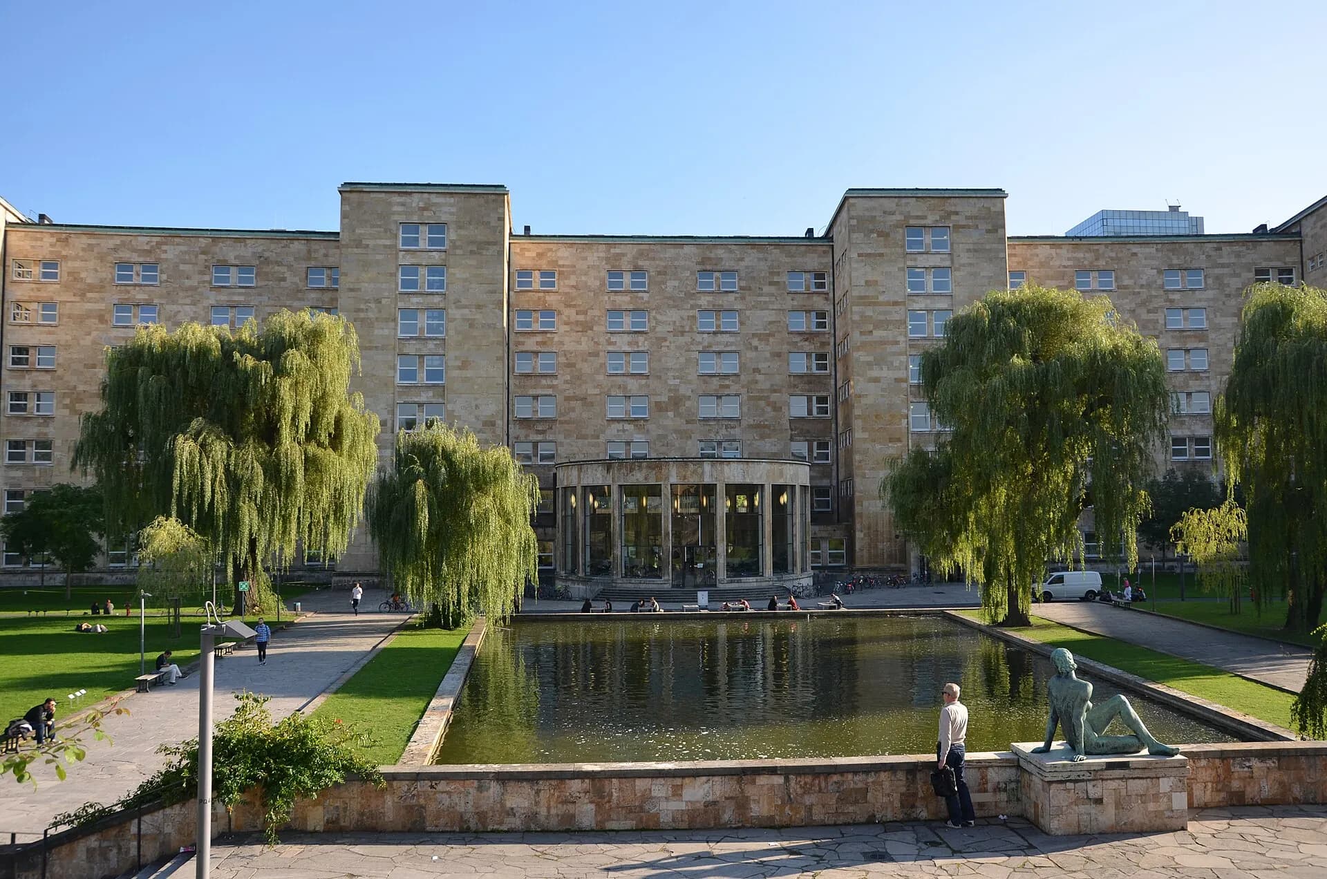 Rückansicht des IG-Farben-Hauses mit Wasserbecken im Frankfurter Westend