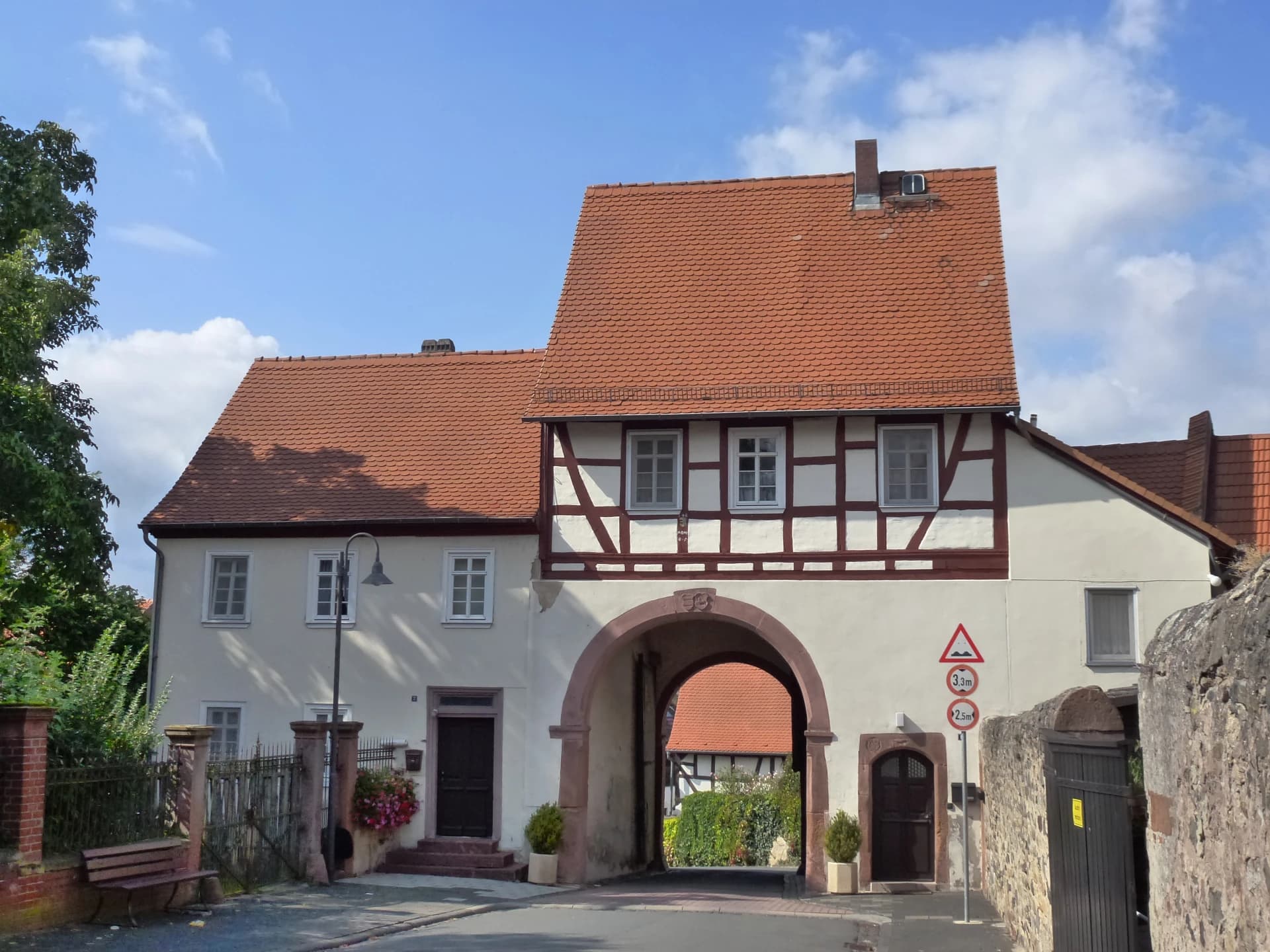 Unteres Tor des Klosters im Ortsteil Ilbenstadt in Niddatal