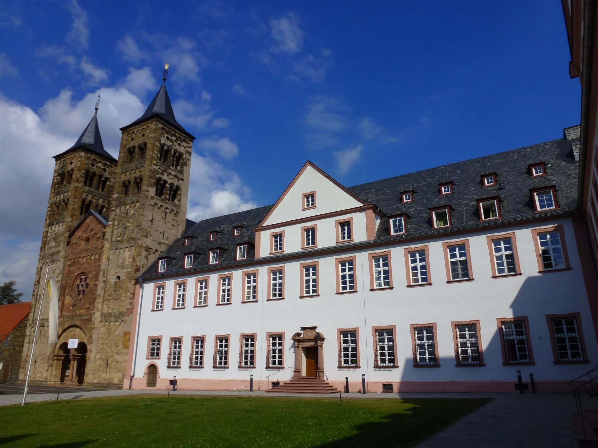 Klosterkirche St. Maria, St. Petrus und St. Paulus im Ortsteil Ilbenstadt in Niddatal