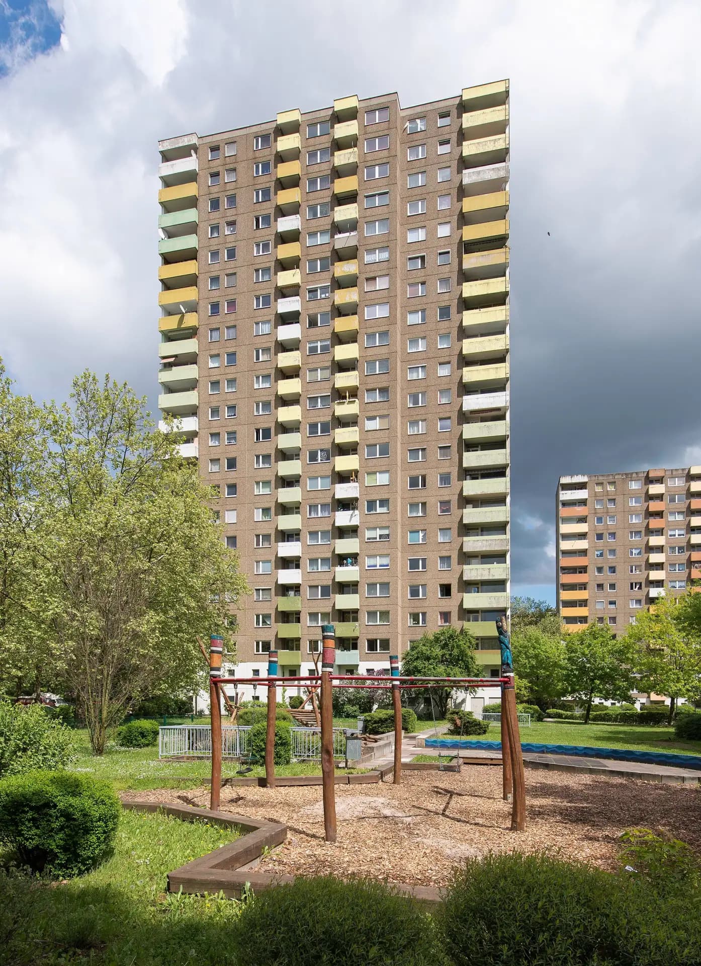 Spielplatz vor einem Wohnhochhaus Im Mainfeld in Frankfurt Niederrad