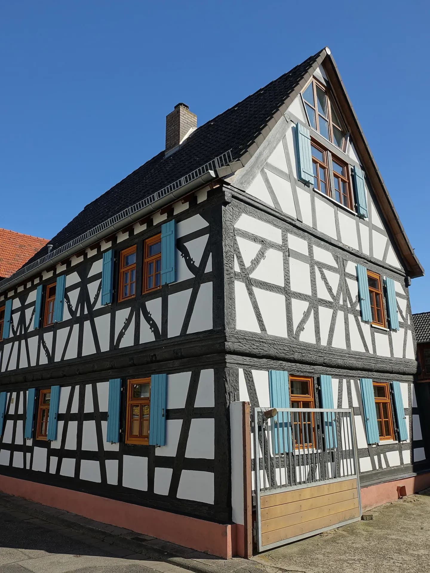 Fachwerkhaus mit blauen Fensterläden in der Straße Im Ranzeneck in Hanau-Mittelbuchen