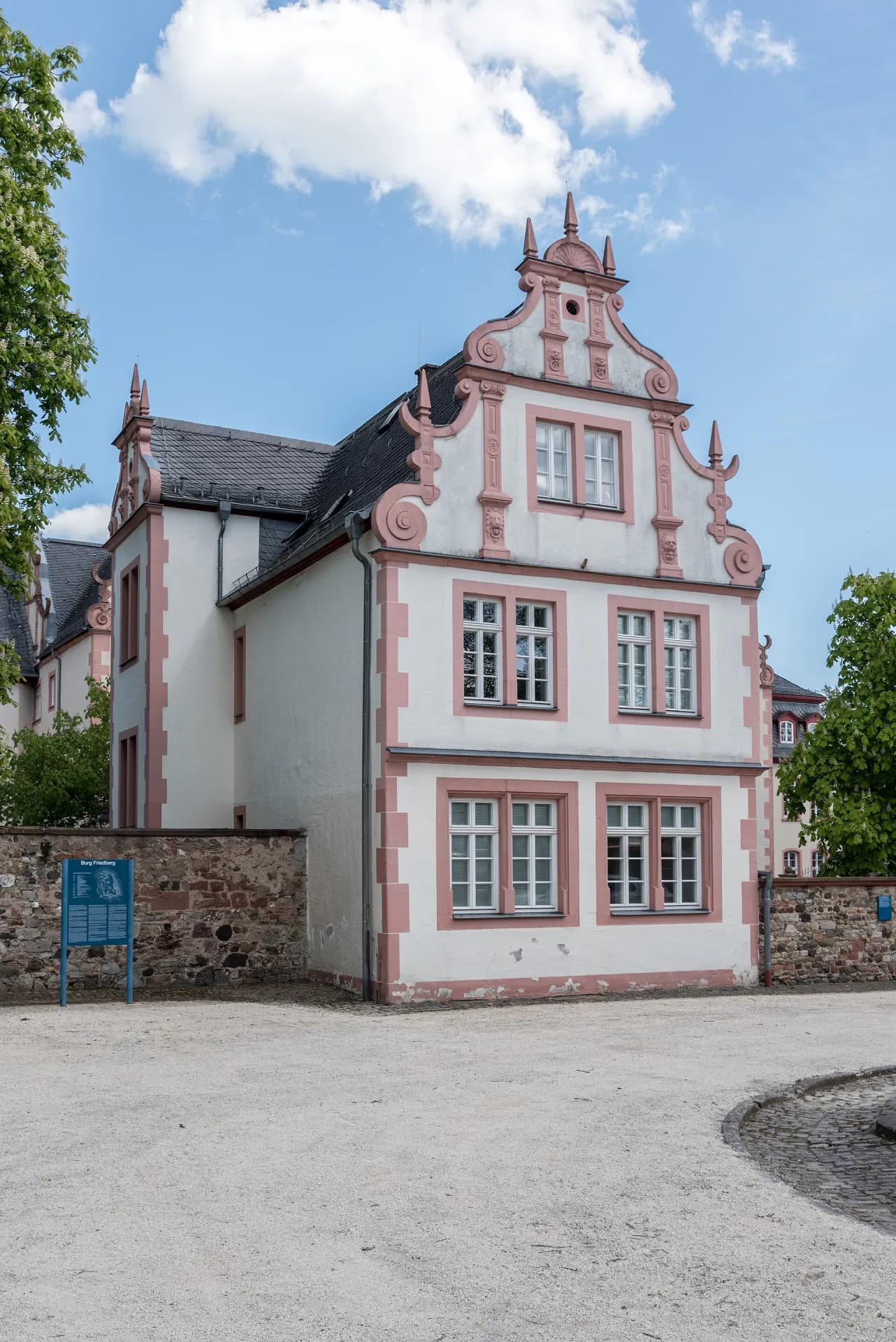 Barockes Giebelhaus In der Burg 13c in Friedberg (Hessen)