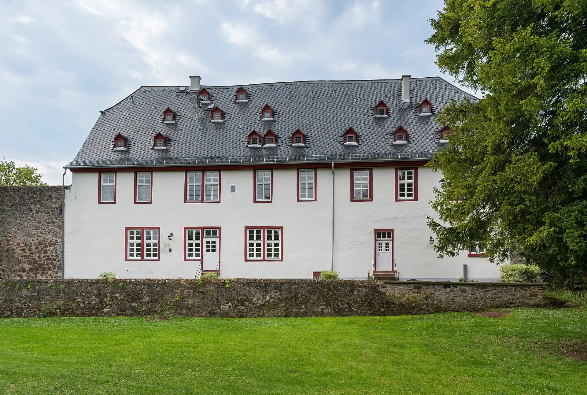 Langgestreckter Bau In der Burg 23 in Friedberg (Hessen)