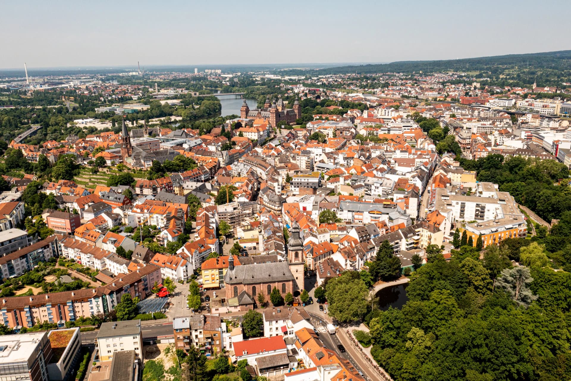Luftaufnahme der Innenstadt von Aschaffenburg mit Schloss Johannisburg und Main