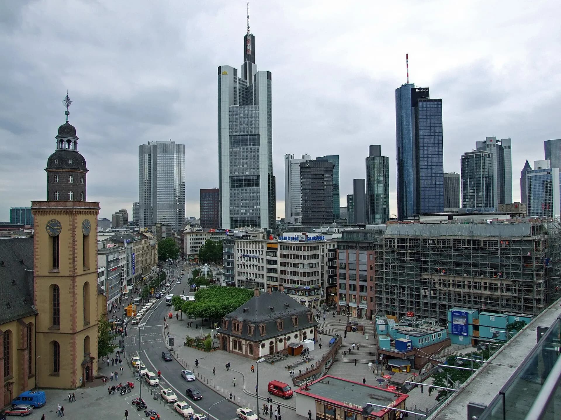 Panorama der Frankfurter Innenstadt mit Katharinenkirche