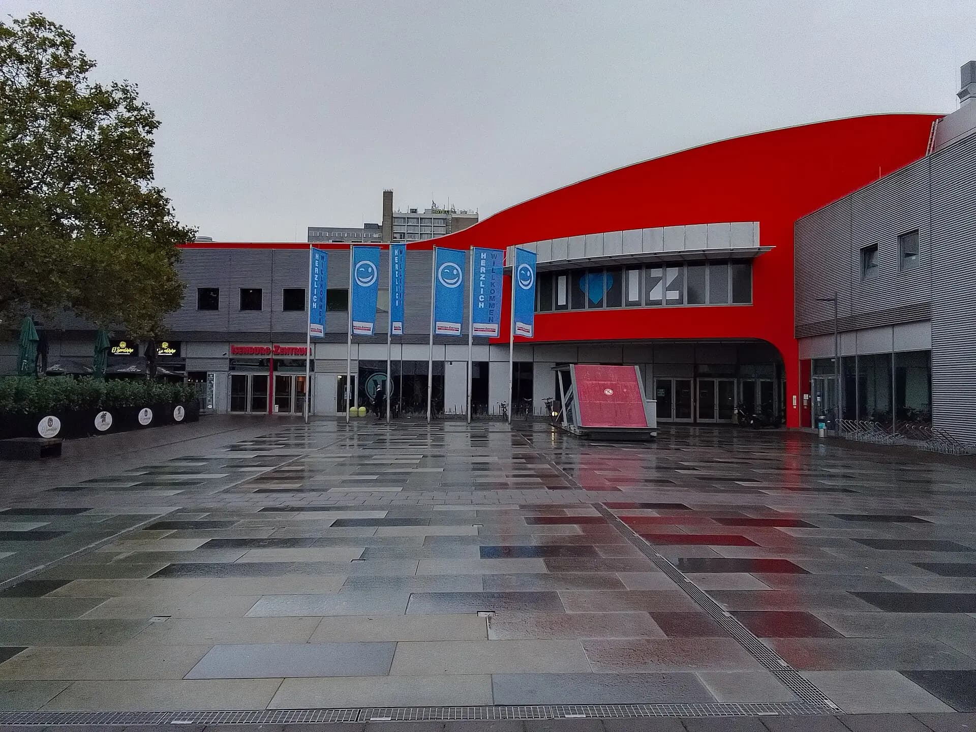Isenburg-Zentrum an der Feldstraße in Neu-Isenburg