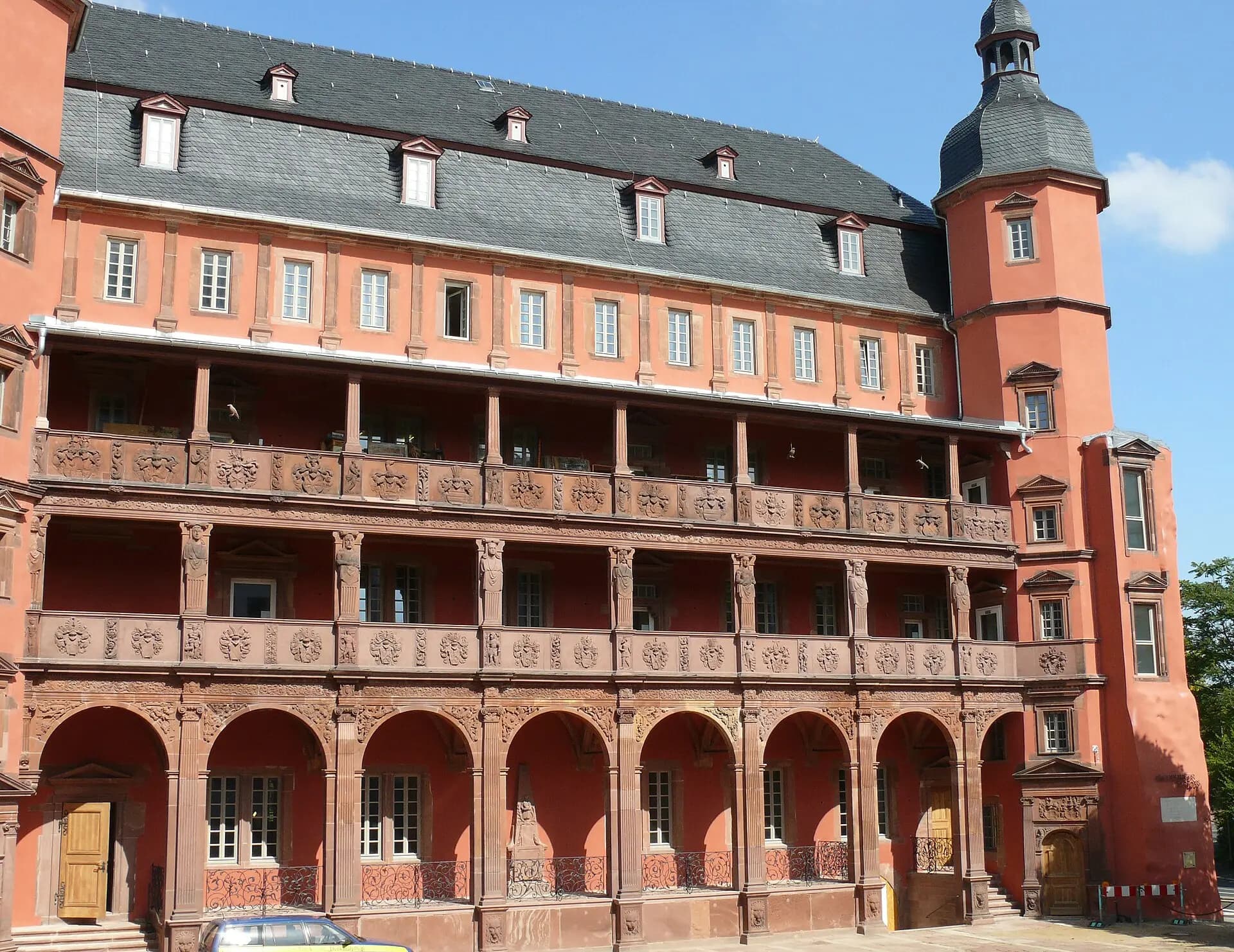 Arkaden des Isenburger Schlosses in Offenbach