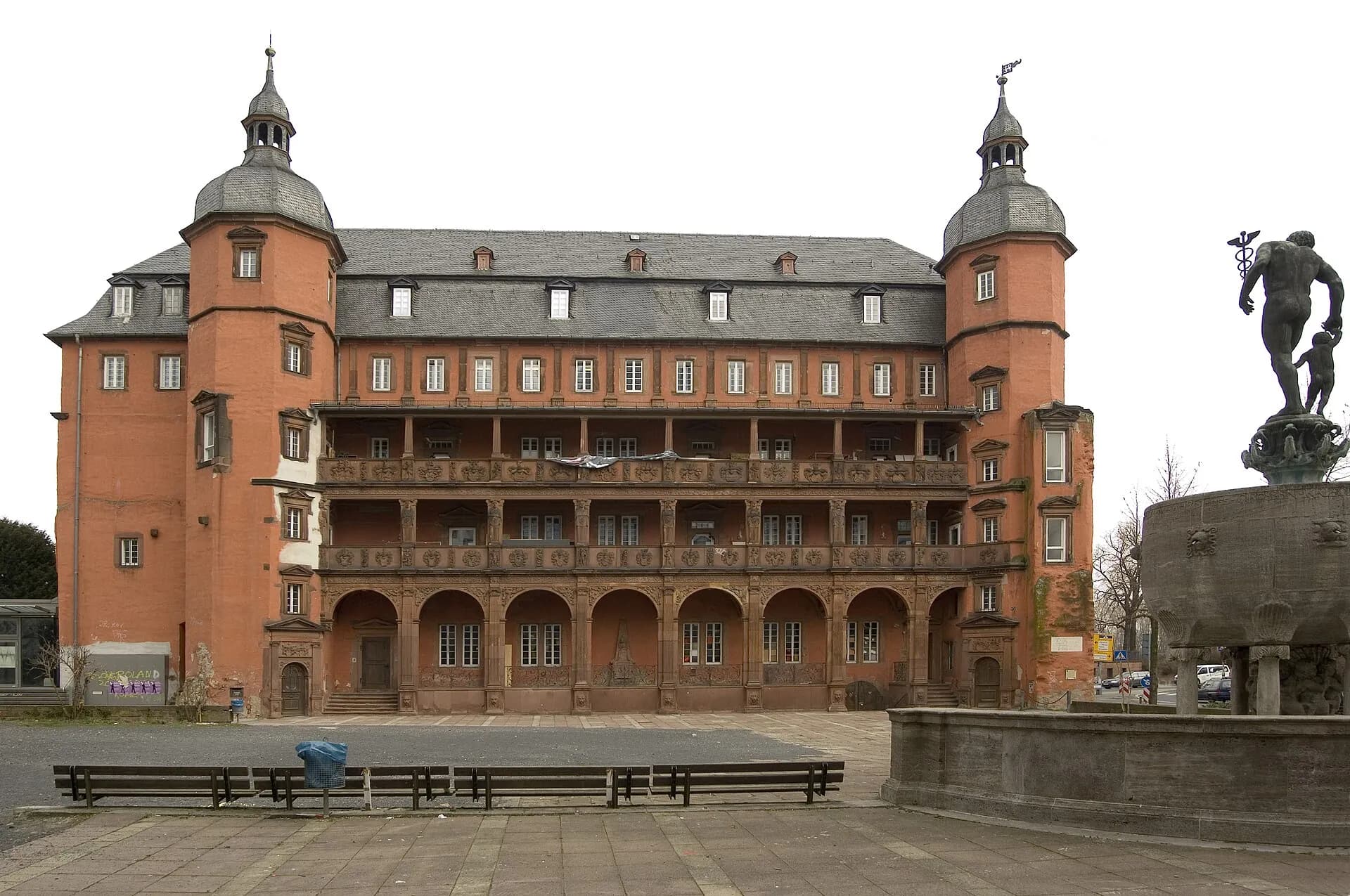 Isenburger Schloss in Offenbach vom Schlossplatz