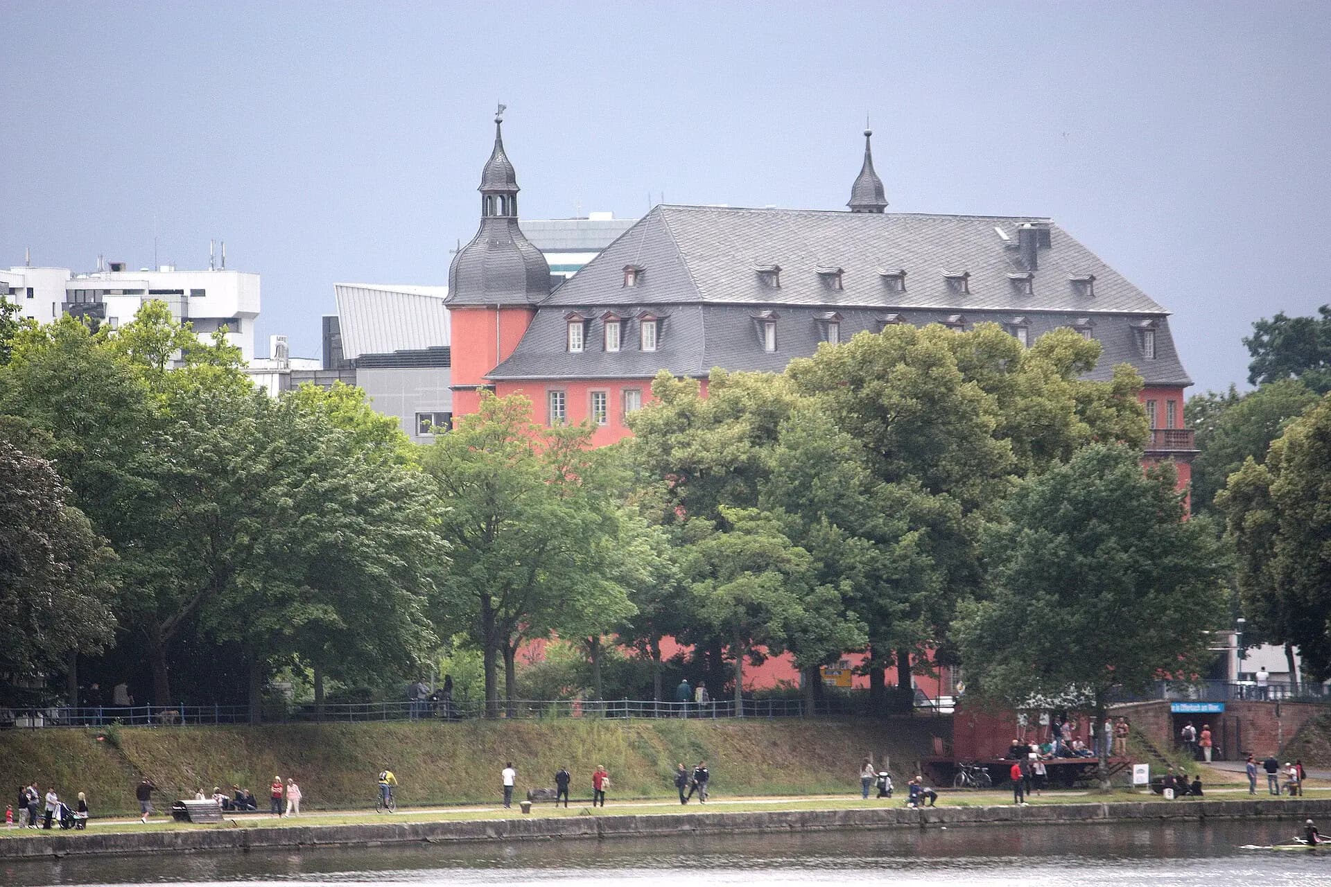 Isenburger Schloss in Offenbach vom Mainufer