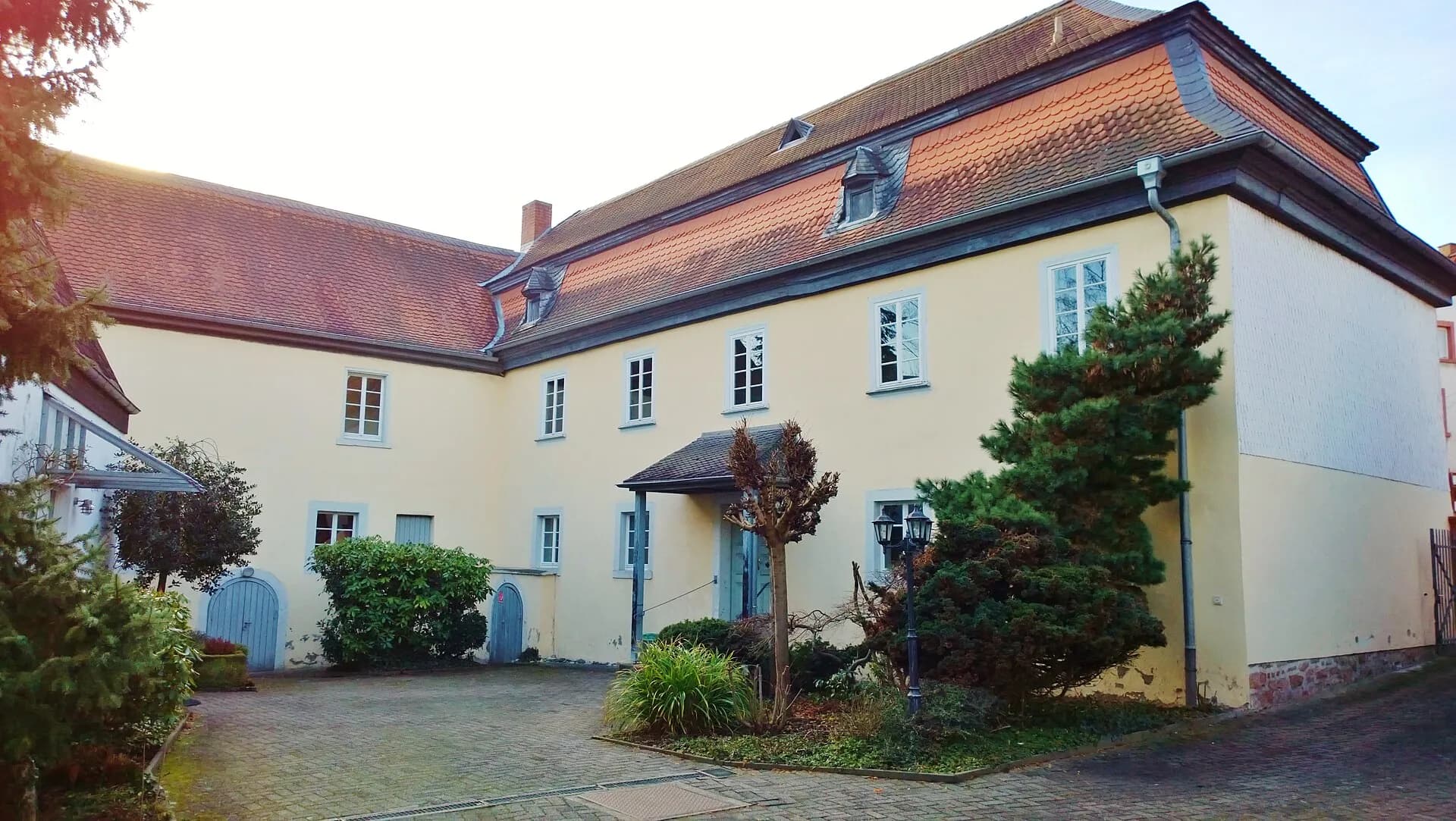 Hof des Jagdschlösschens Carlsruhe in Breuberg