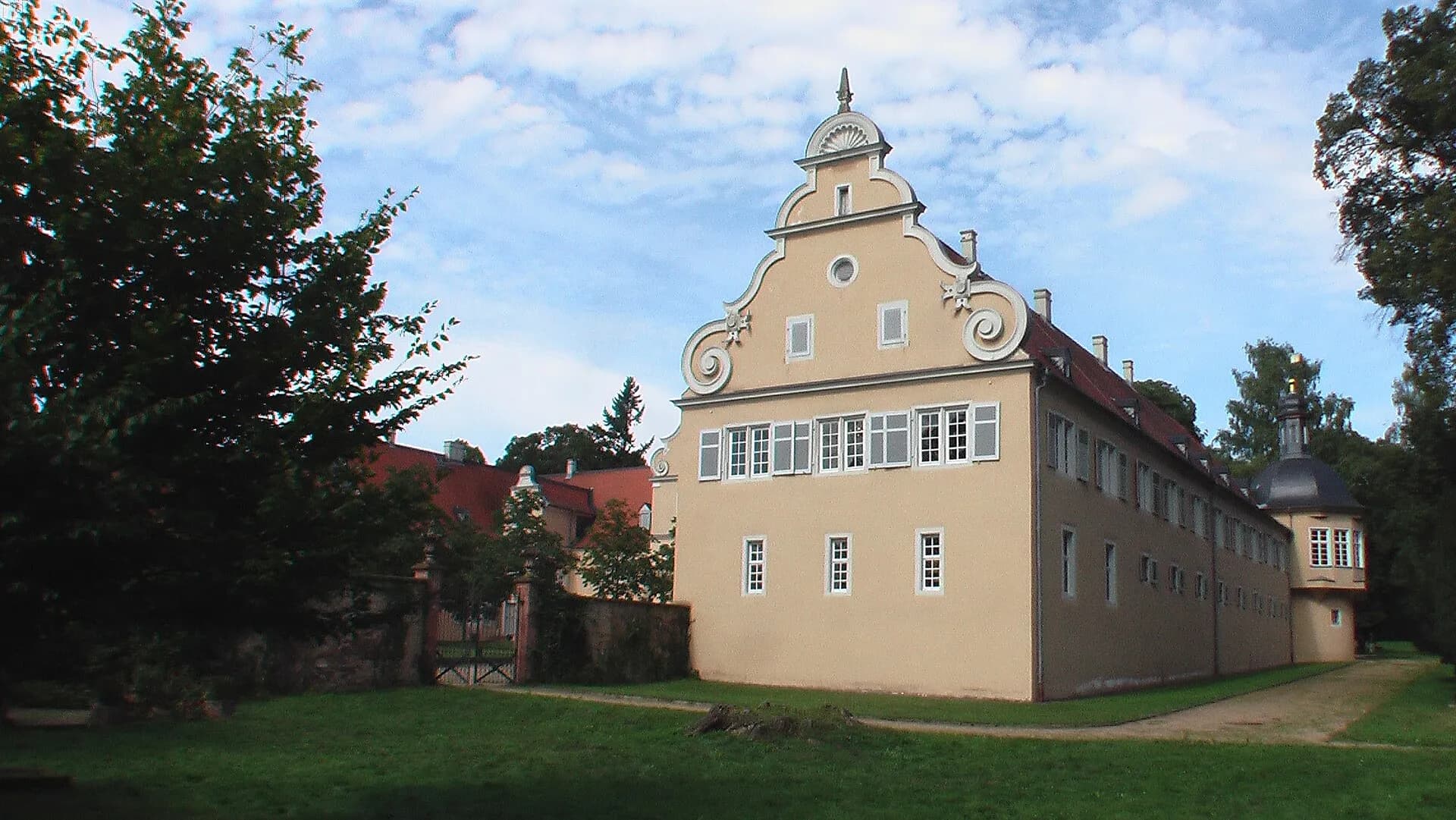 Jagdschloss Kranichstein in Darmstadt-Kranichstein von der Giebelseite