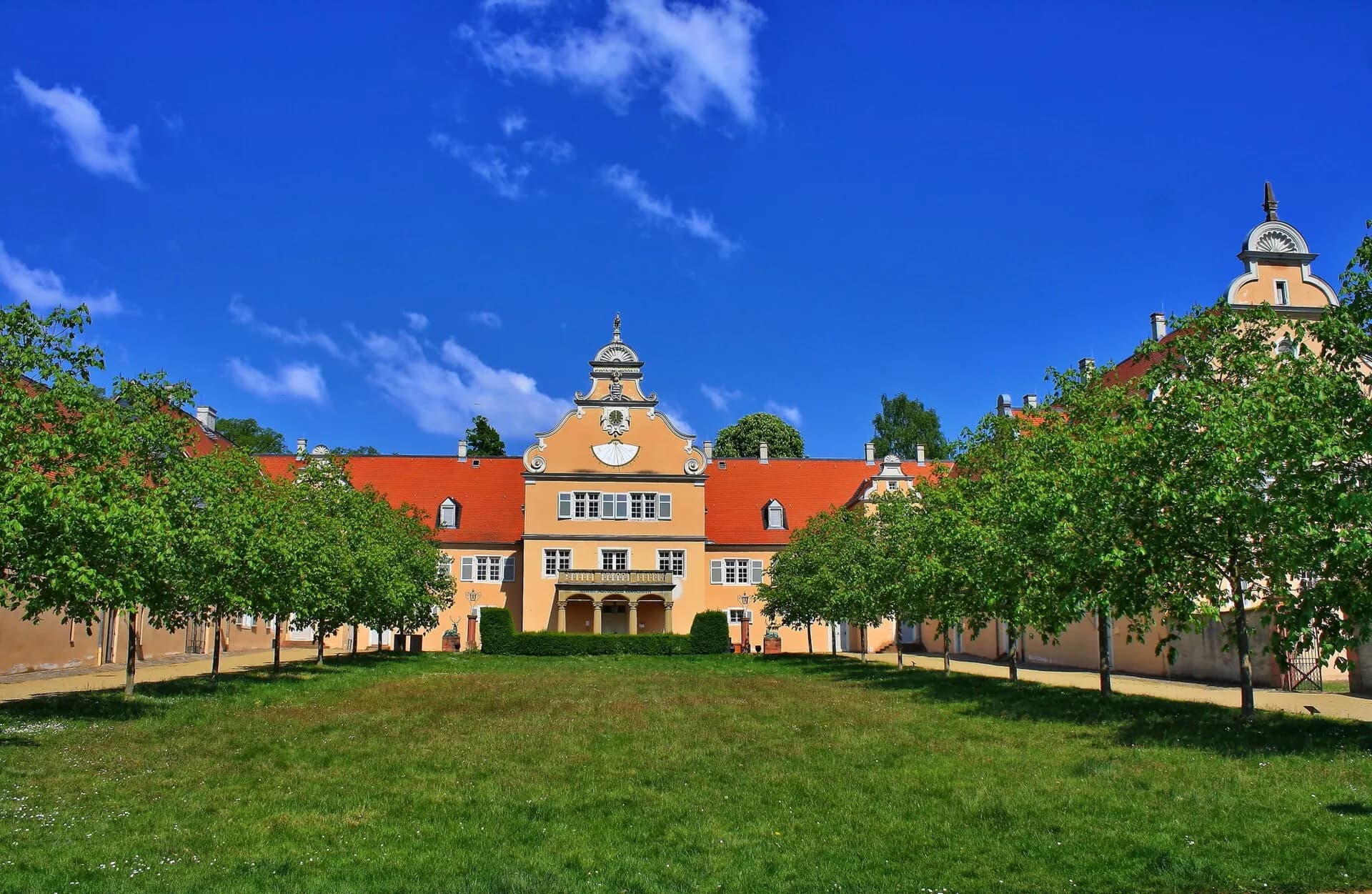 Jagdschloss Kranichstein in Darmstadt-Kranichstein an einem Sommertag