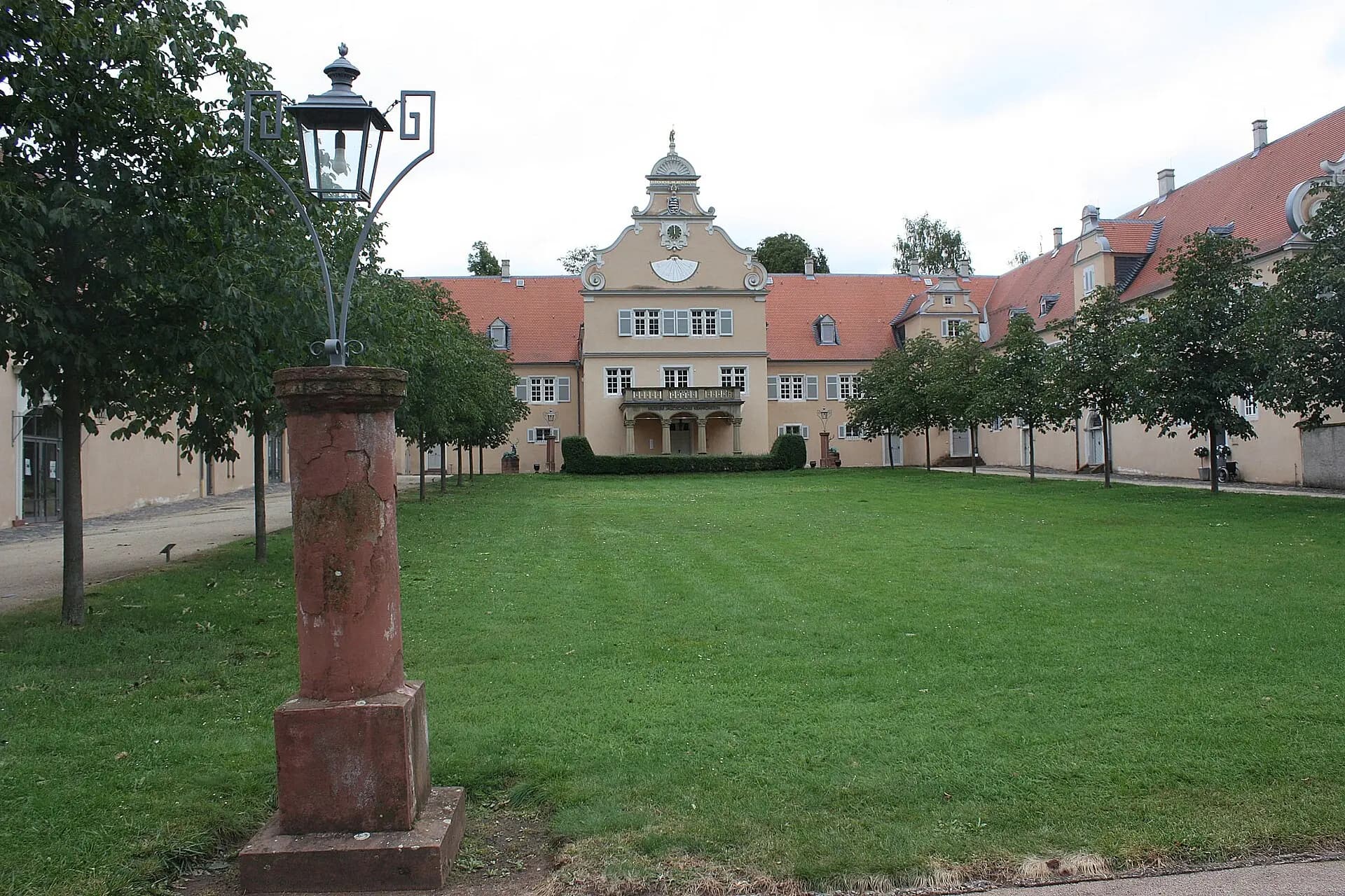 Torpfeiler vor dem Jagdschloss Kranichstein in Darmstadt-Kranichstein
