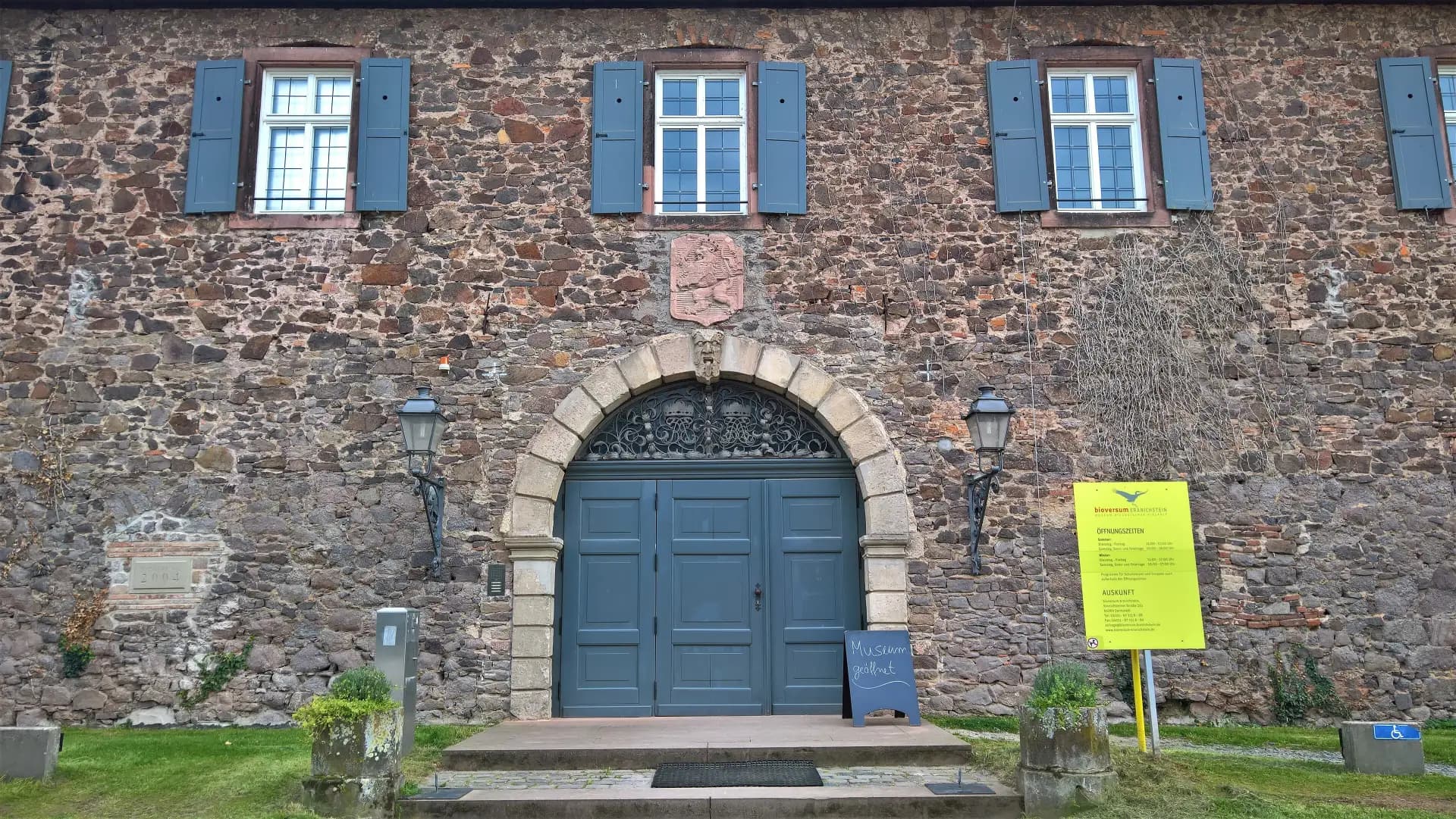 Rundbogenportal des Jagdzeughauses in Darmstadt-Kranichstein