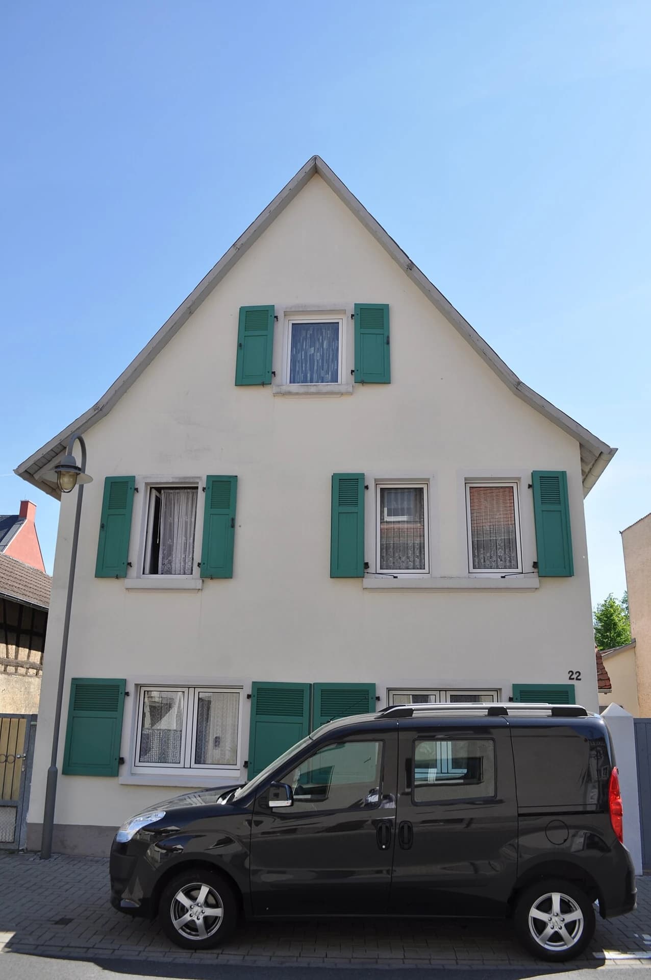 Giebelseite des Doppelhauses Jahnstraße 20-22 in Bad Homburg-Ober-Eschbach