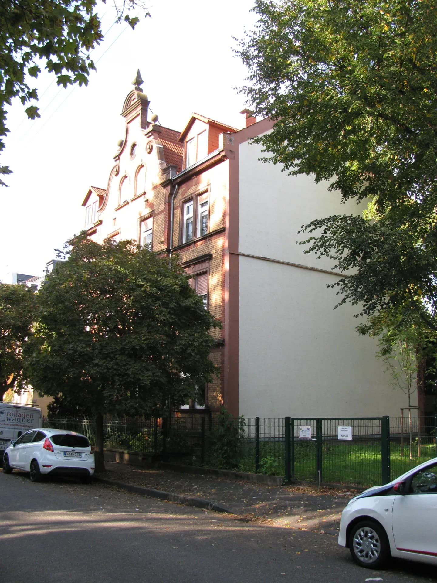 Wohnhaus mit Ziergiebel in der Jahnstraße in Hanau