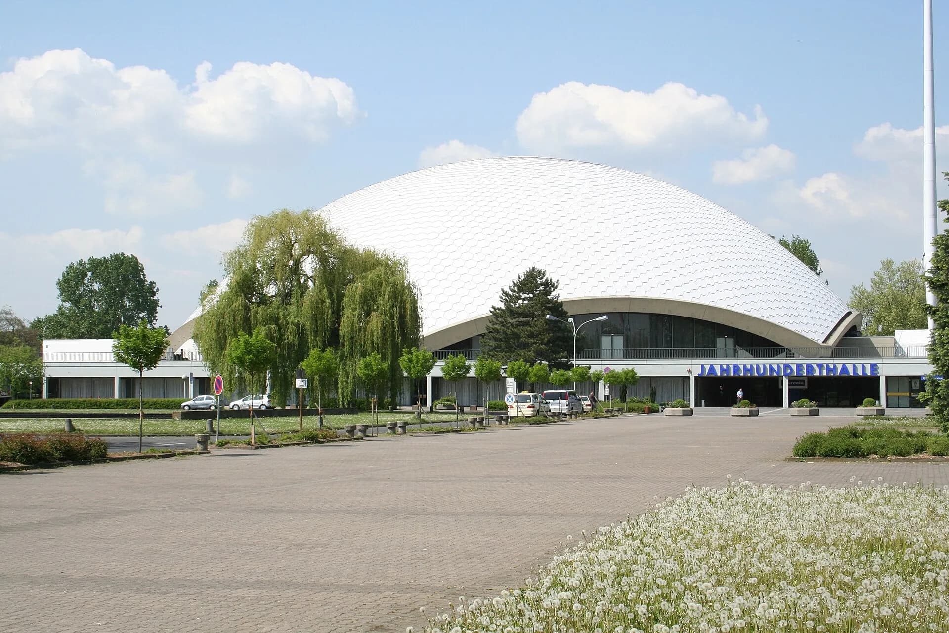 Jahrhunderthalle an der Pfaffenwiese