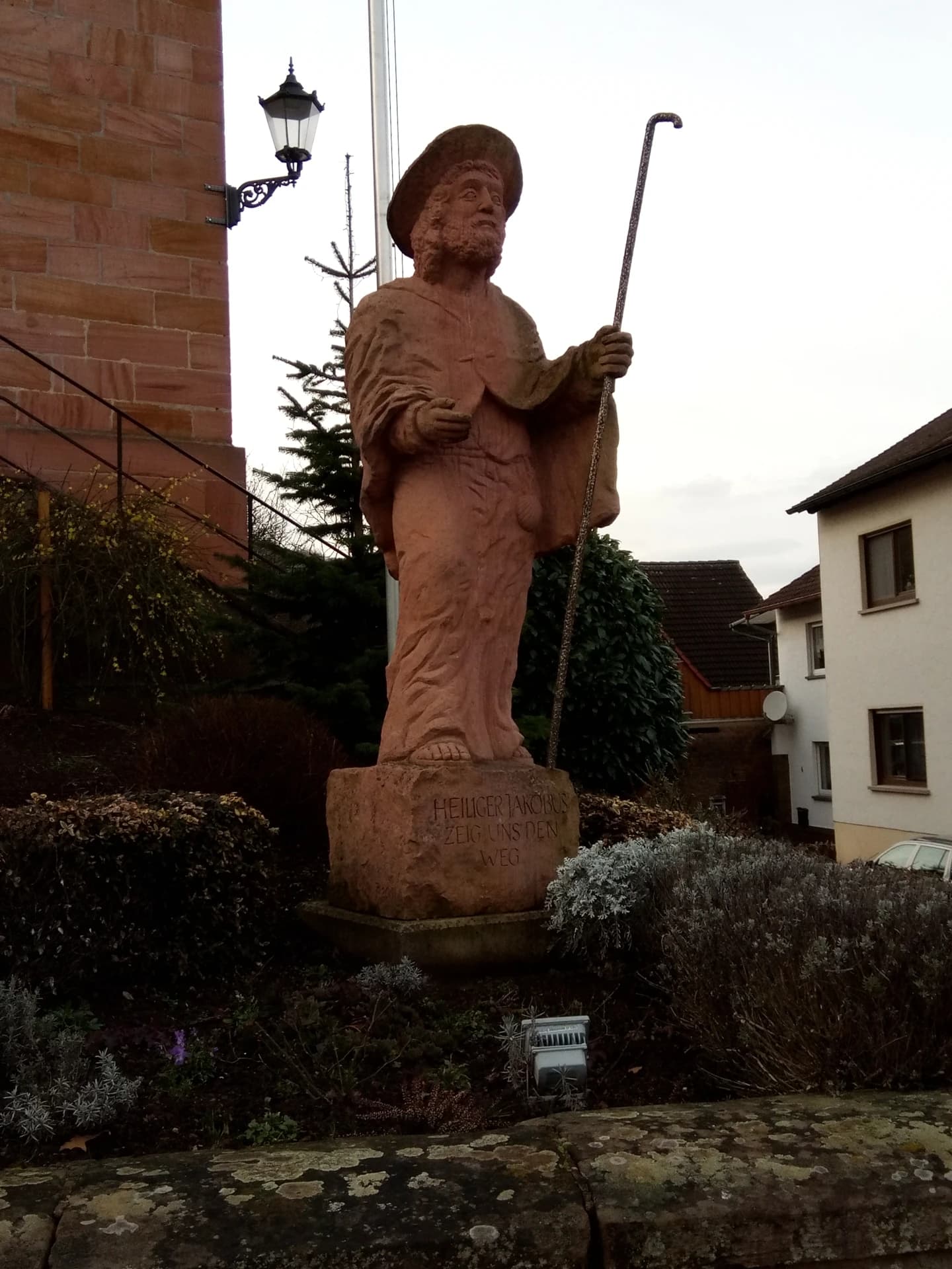Sandsteinfigur des heiligen Jakobus an der Pfarrkirche St. Jakob in Leidersbach
