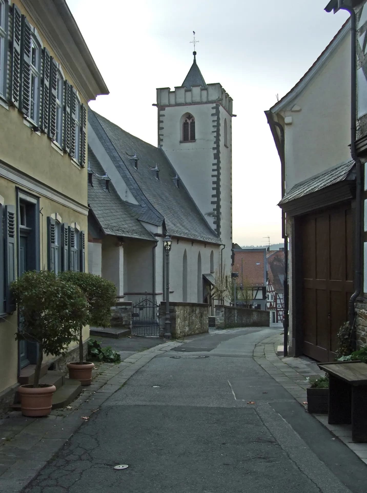 Blick aus der Gasse zur Johanniskirche in Kronberg im Taunus