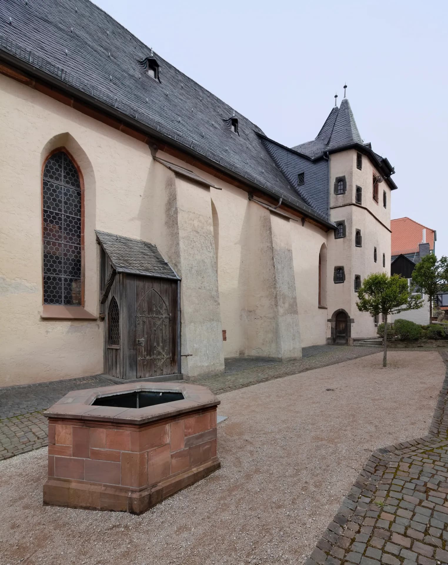 Südseite der Johanniskirche mit Brunnen in Kronberg im Taunus
