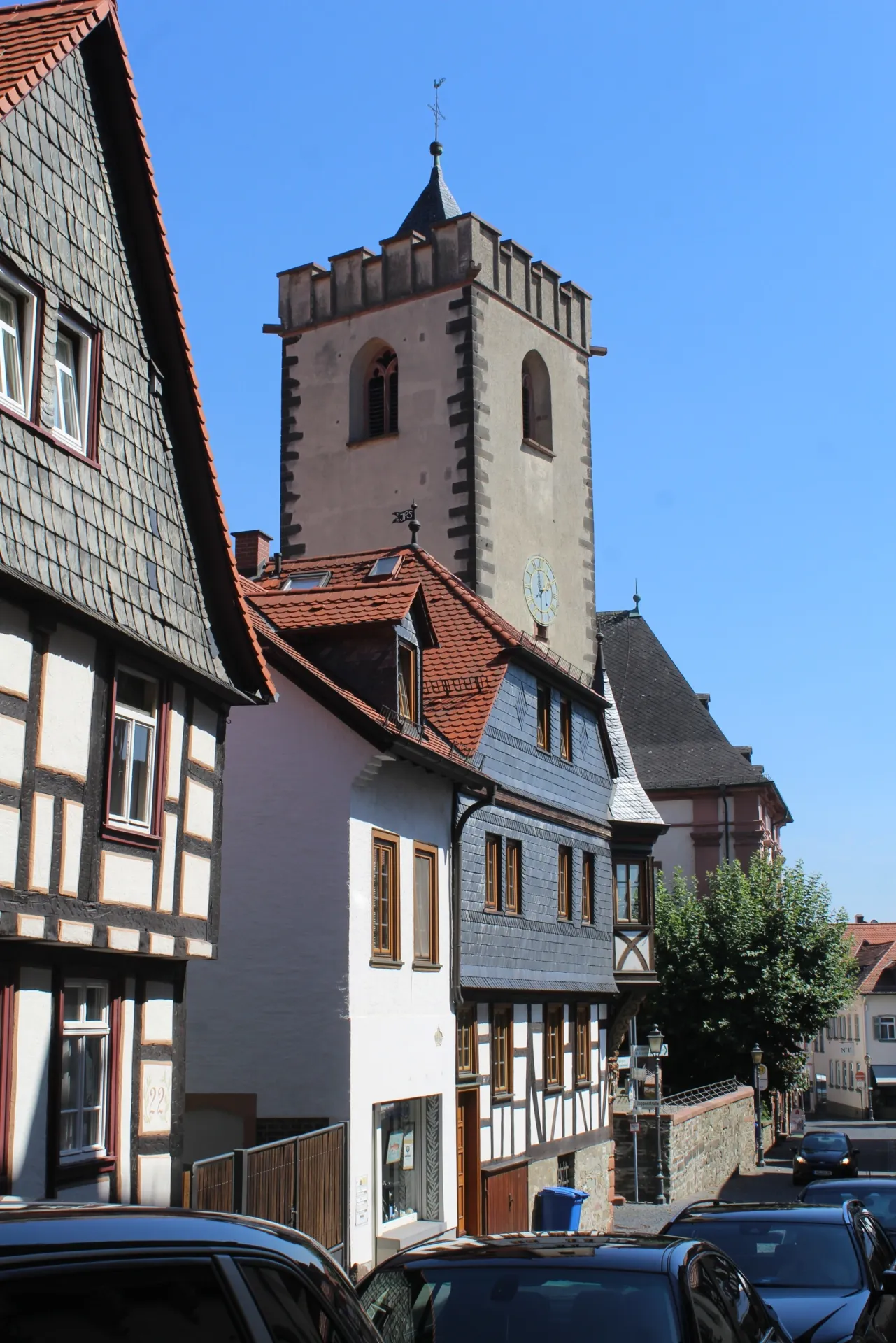 Johanniskirche über der Friedrich-Ebert-Straße in Kronberg im Taunus