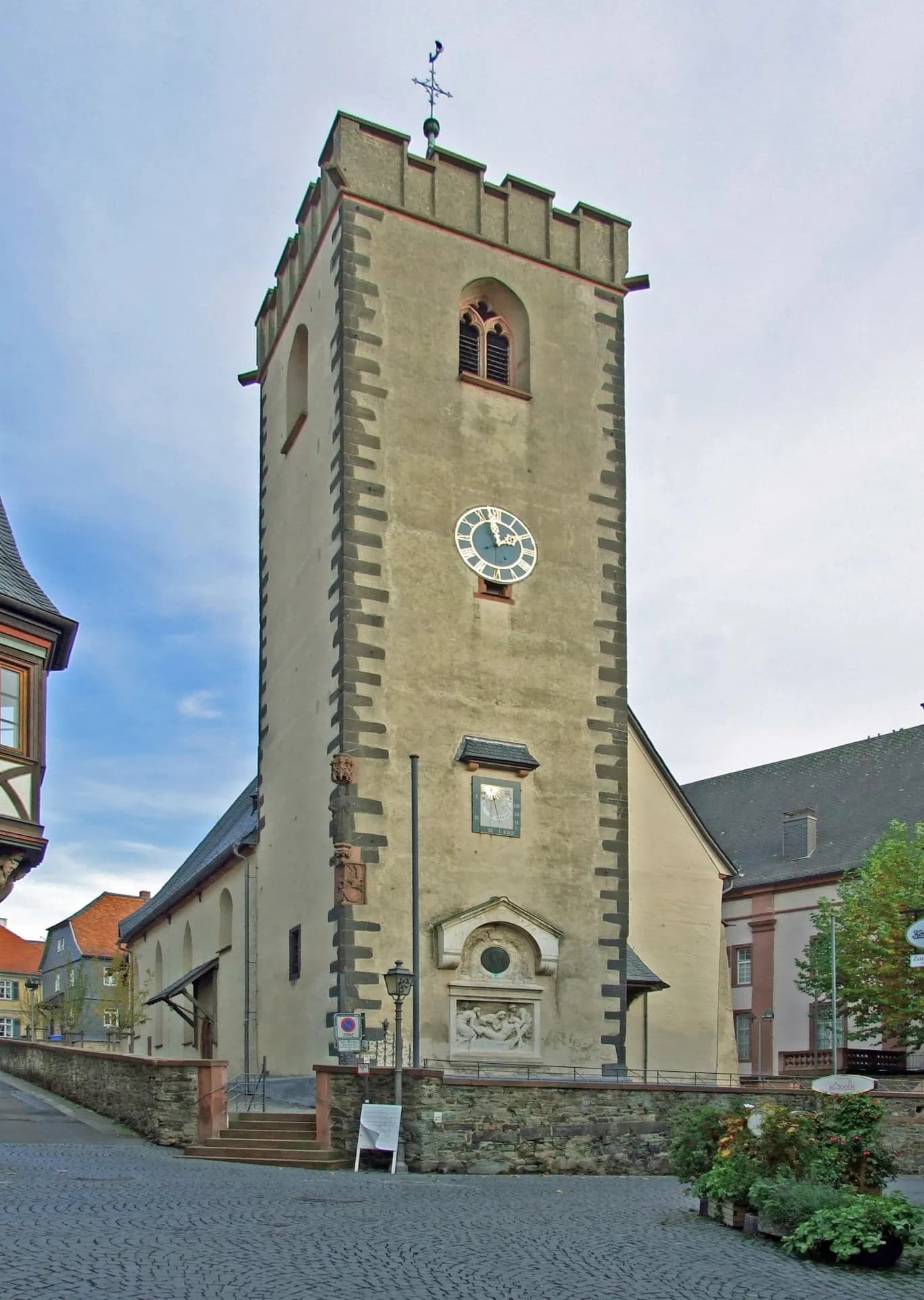 Vorplatz der Johanniskirche in Kronberg im Taunus
