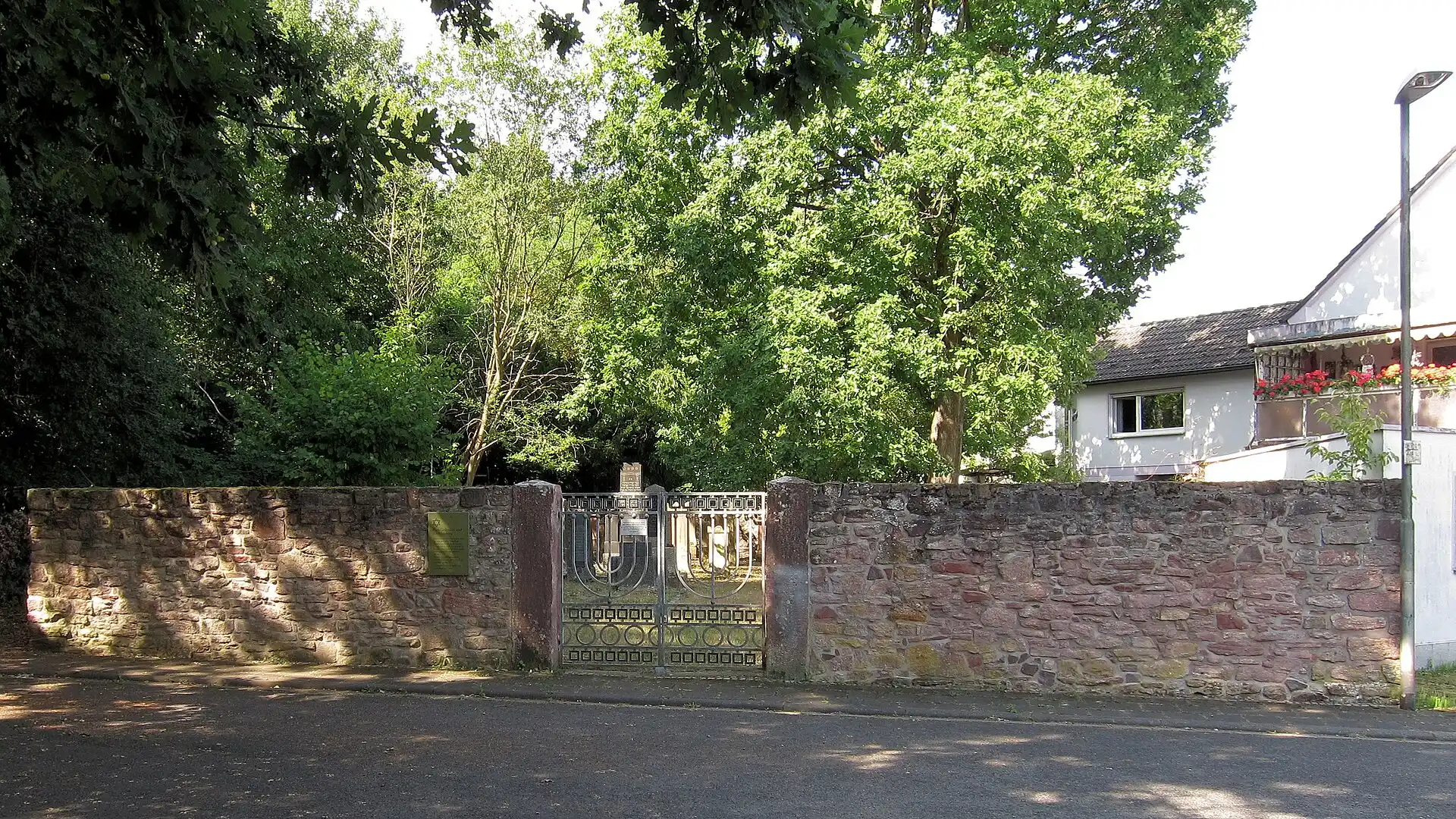 Eingangsseite des Jüdischen Friedhofs in Dreieich-Dreieichenhain