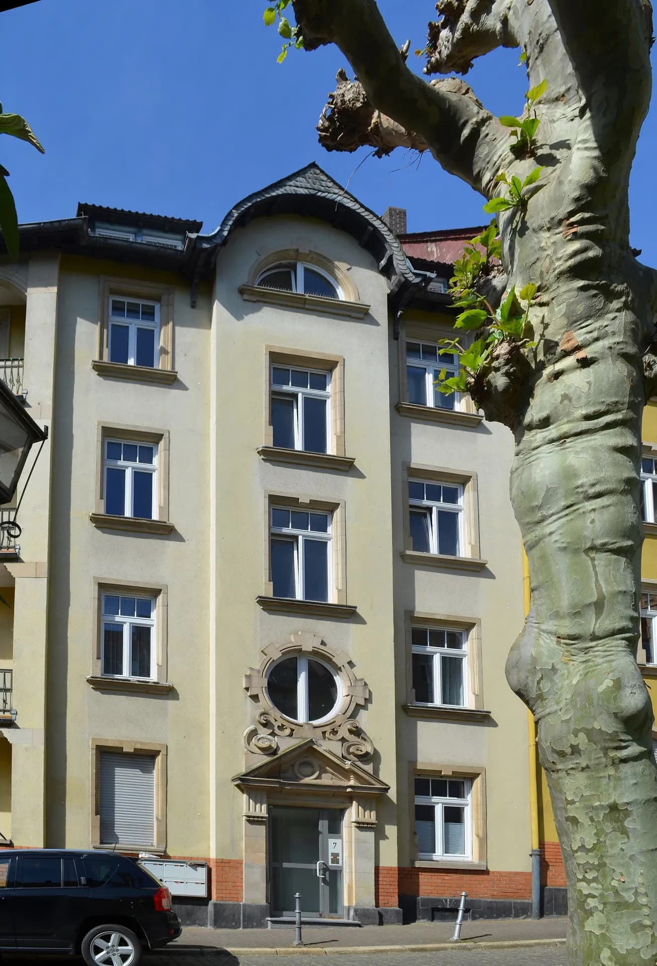 Wohnhaus mit Jugendstilfassade in der Dorfelder Straße in Frankfurt Bornheim