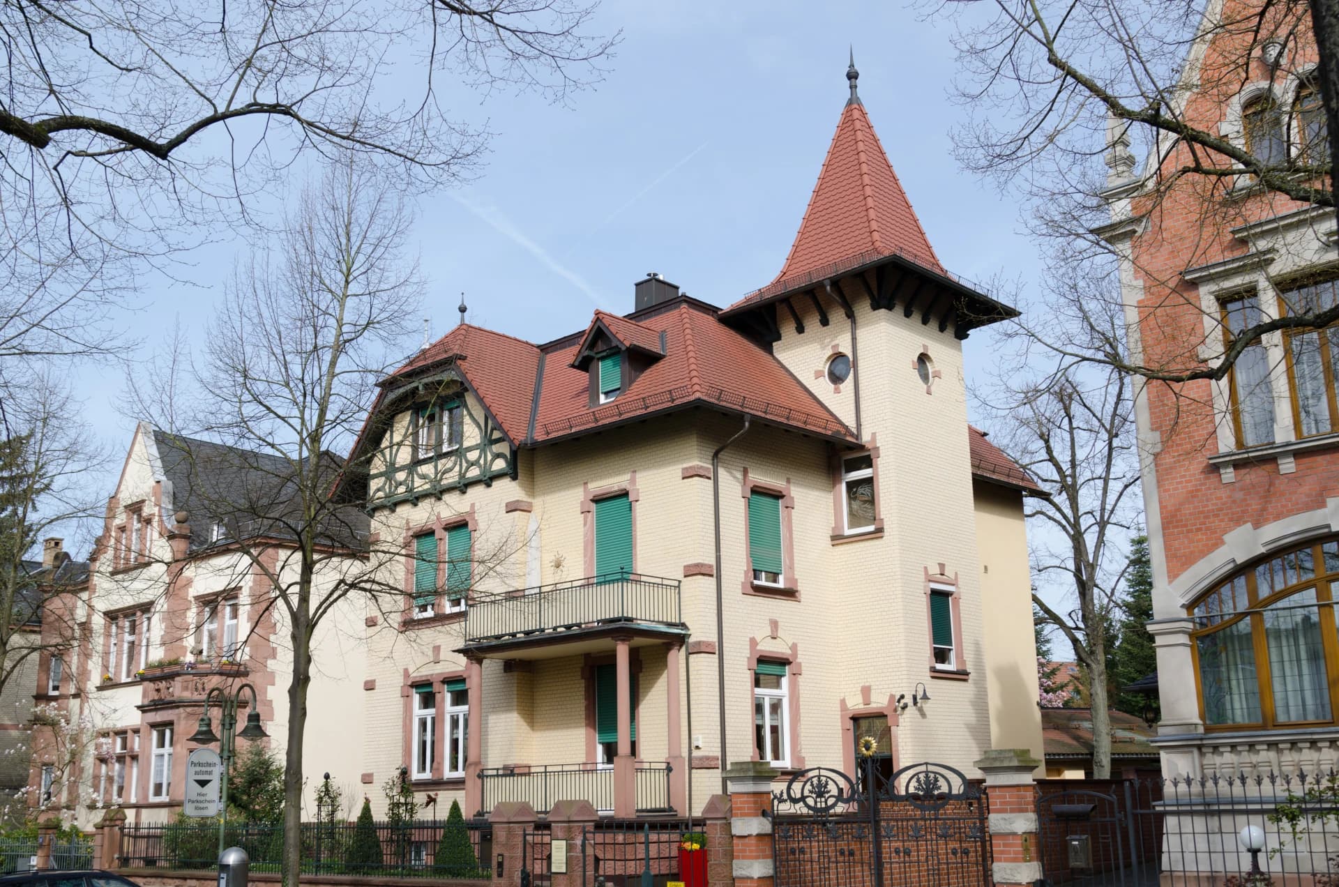 Jugendstilvilla mit Turm in der Grünewaldstraße in Aschaffenburg