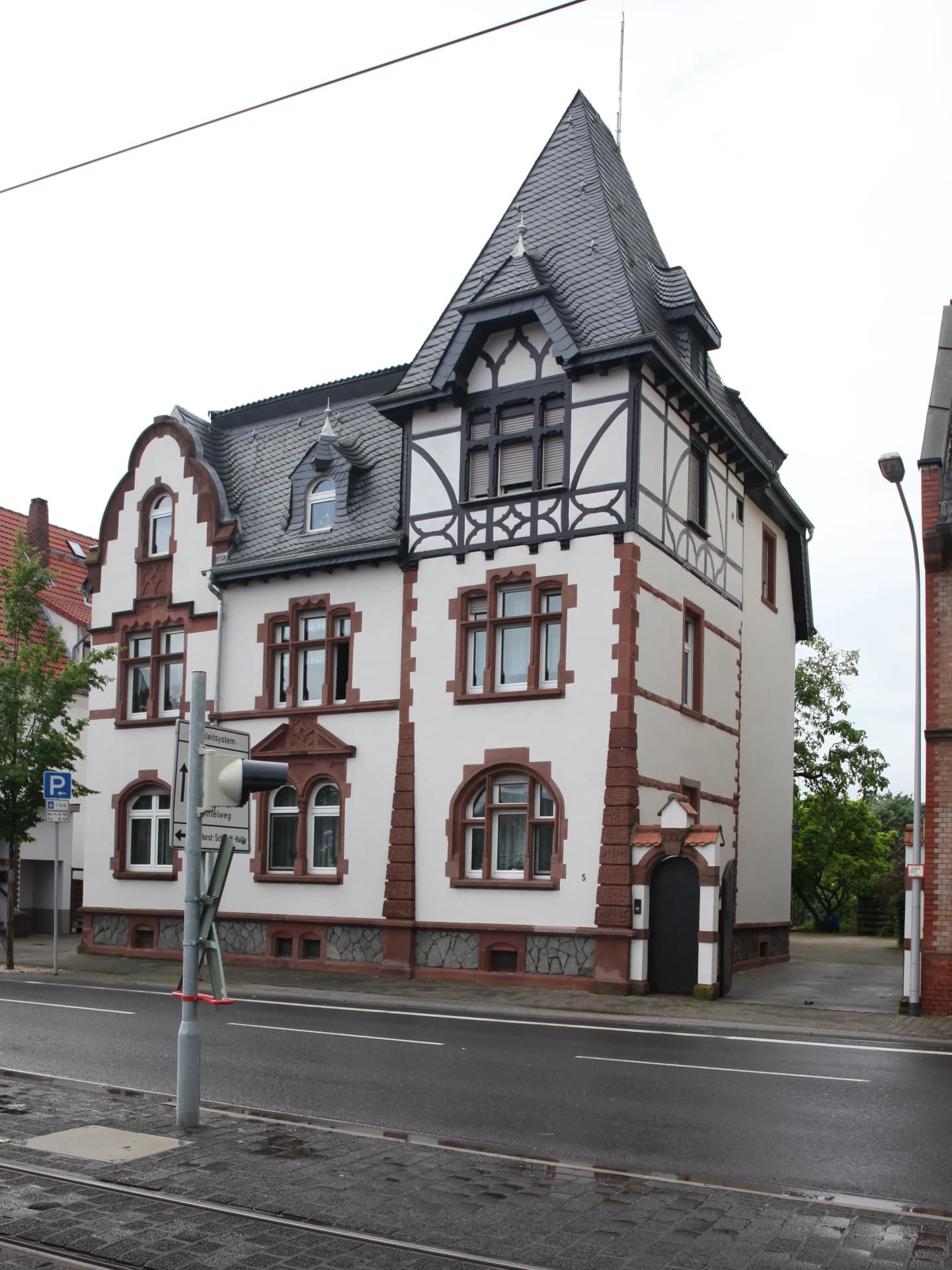 Historistische Villa mit Turm an der Wilhelm-Leuschner-Straße in Griesheim