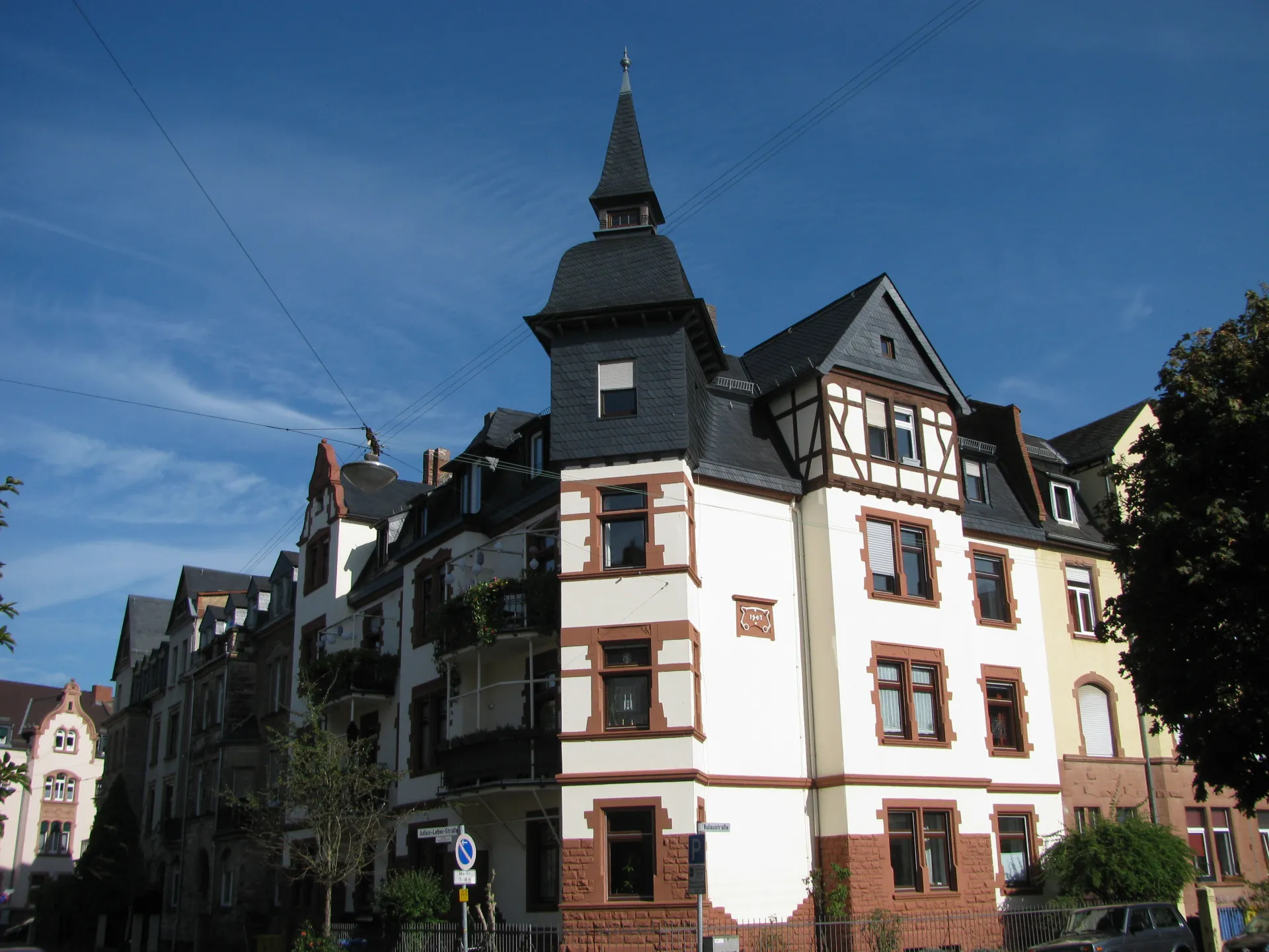 Gründerzeithaus mit Turm in der Julius-Leber-Straße 10 in Hanau