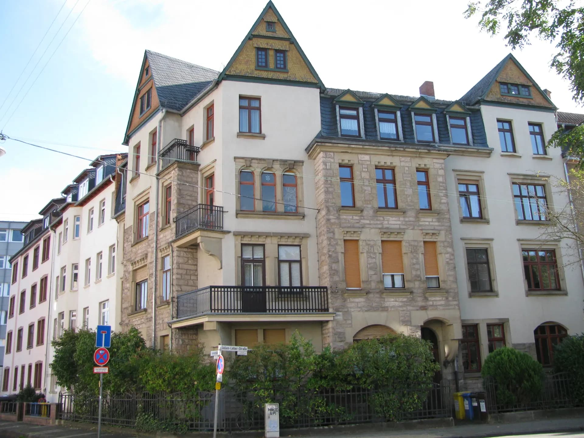 Mehrfamilienhäuser mit Balkonen in der Julius-Leber-Straße in Hanau