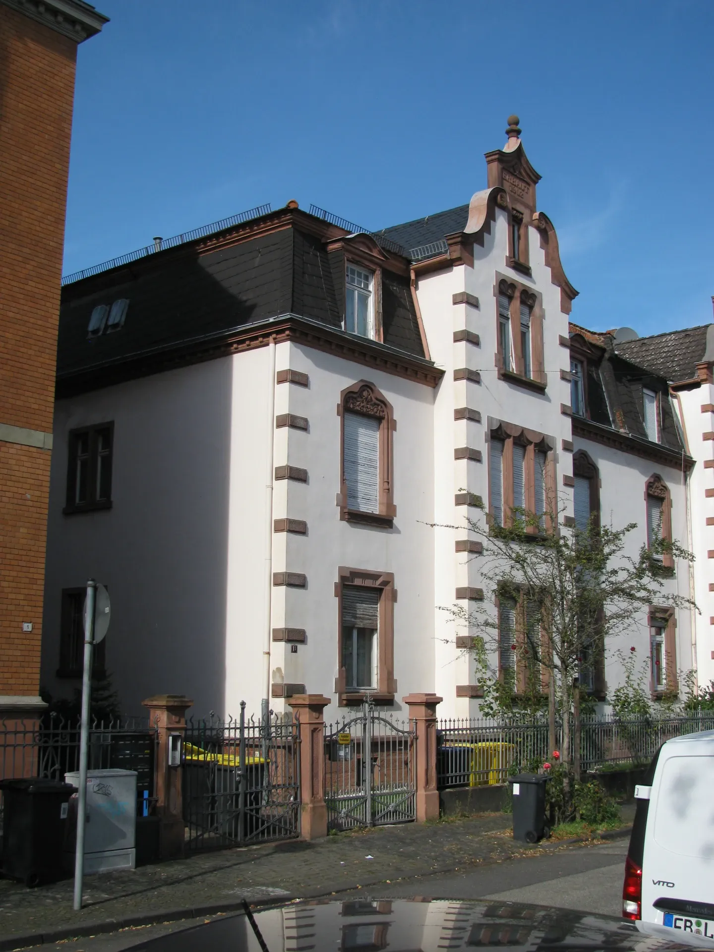 Wohnhaus mit Sandsteingliederung in der Julius-Leber-Straße in Hanau