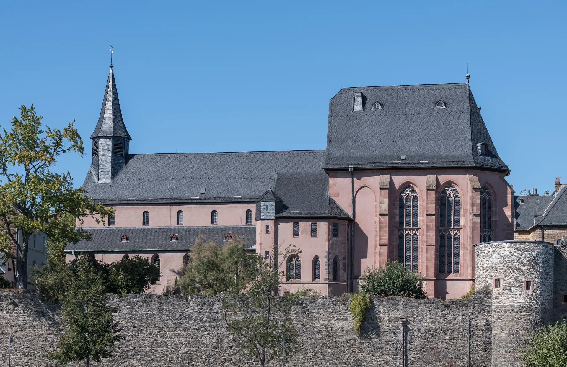 Justinuskirche von Südosten in Frankfurt Höchst