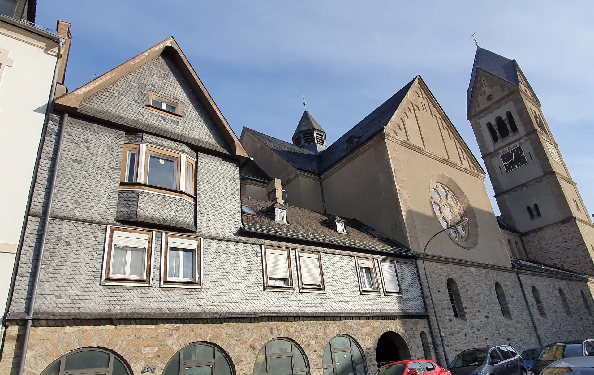 Justinuskirche von der Justinuskirchstraße in Frankfurt Höchst