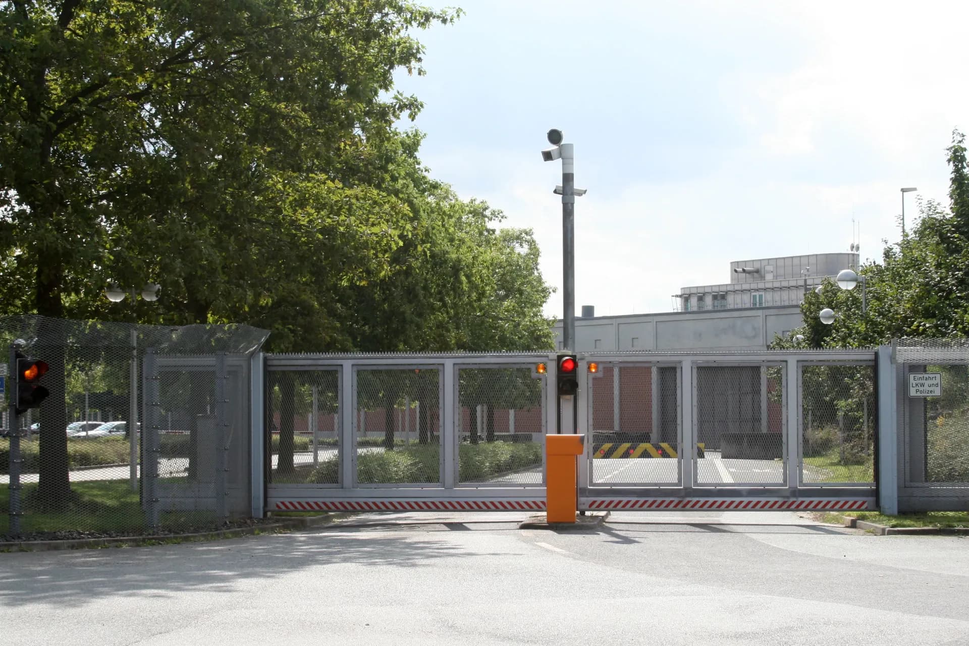 Einfahrt der Justizvollzugsanstalt Weiterstadt