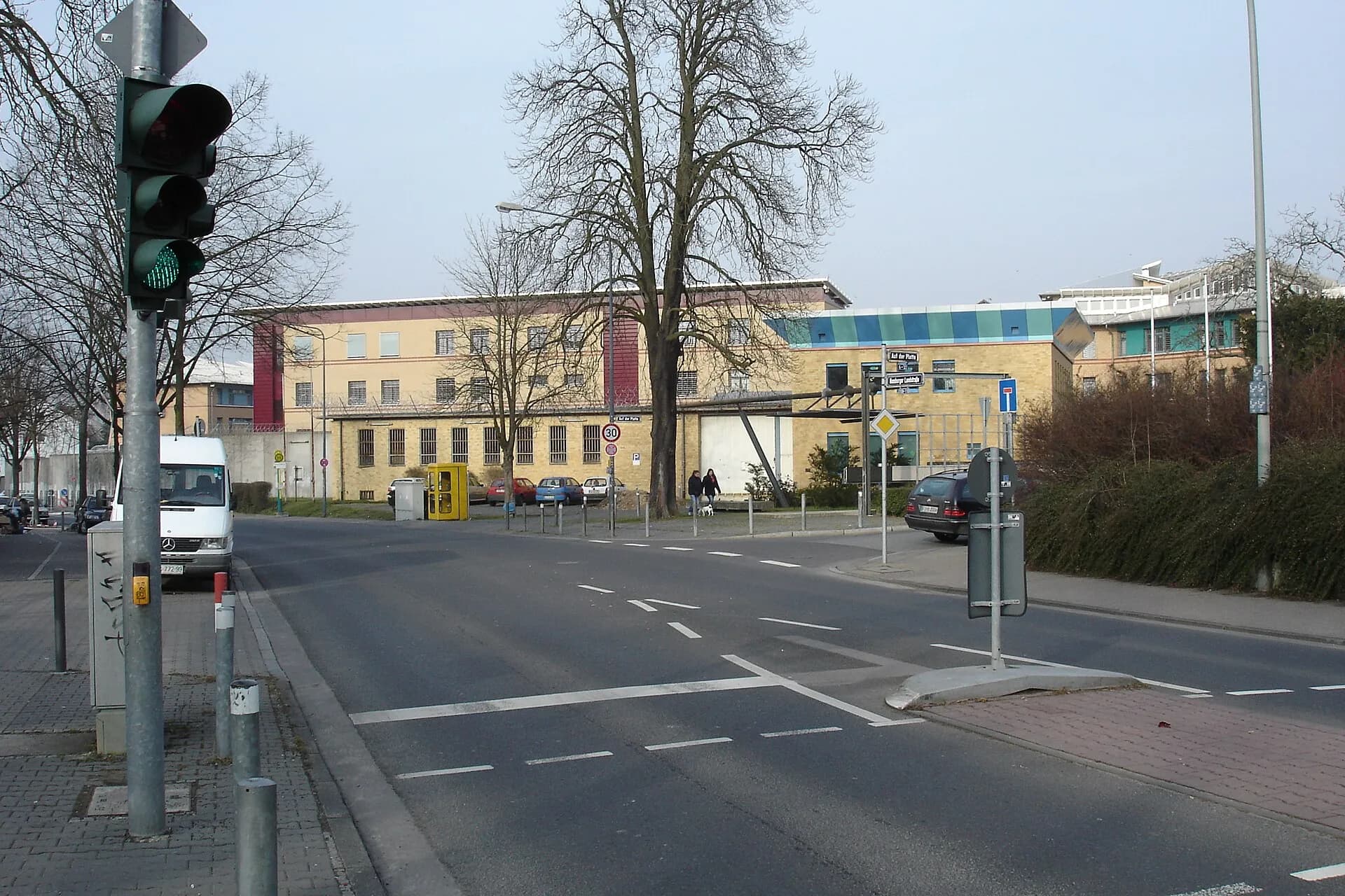 Kreuzung an der Justizvollzugsanstalt in Frankfurt-Preungesheim