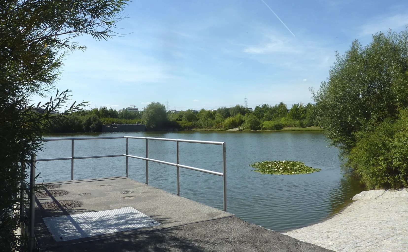 Aussichtsplattform am Teich im Kätcheslachpark in Frankfurt Kalbach-Riedberg