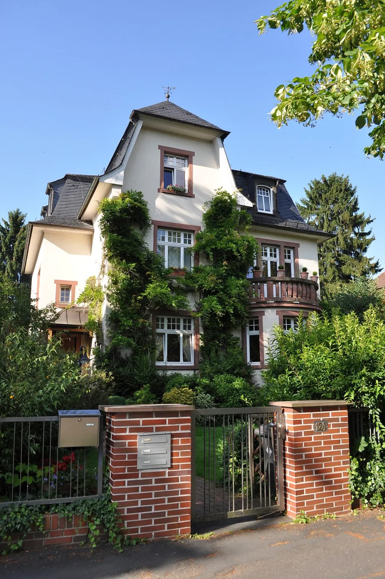 Efeubewachsene Villa an der Kaiser-Friedrich-Promenade in Bad Homburg-Gonzenheim