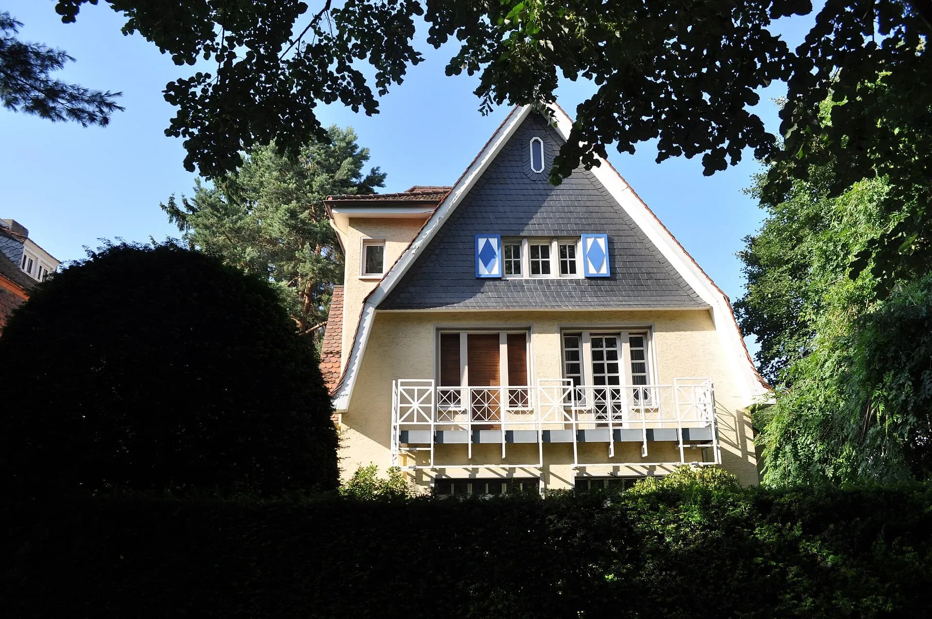 Wohnhaus hinter Hecke an der Kaiser-Friedrich-Promenade in Bad Homburg-Gonzenheim