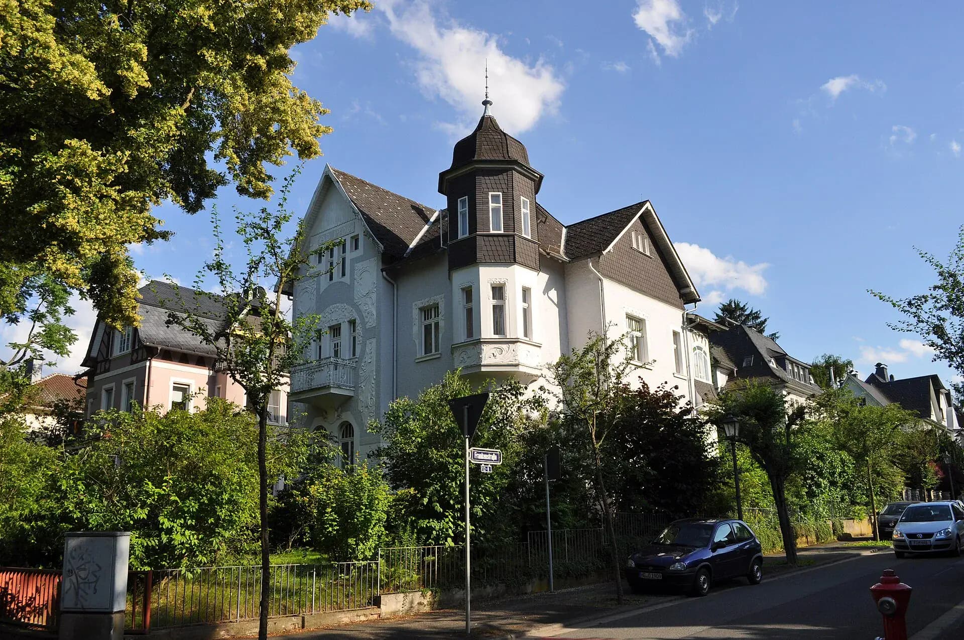 Straßenzug mit Villa an der Kaiser-Friedrich-Promenade in Bad Homburg-Gonzenheim