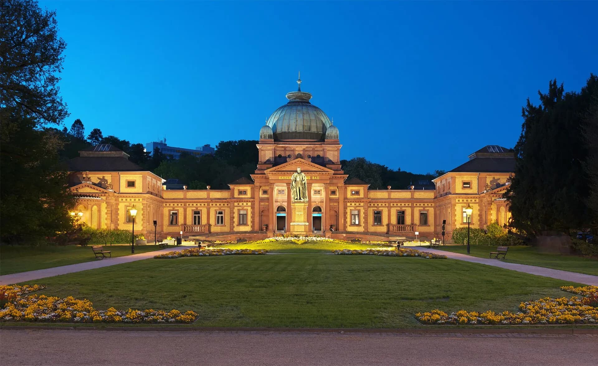 Kaiser-Wilhelms-Bad zur blauen Stunde in Bad Homburg