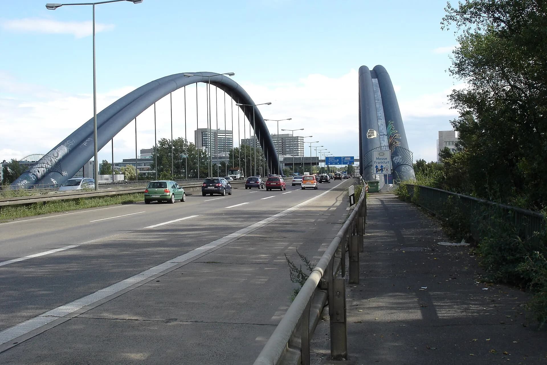 Fahrbahn der Kaiserleibrücke mit den Stahlbögen