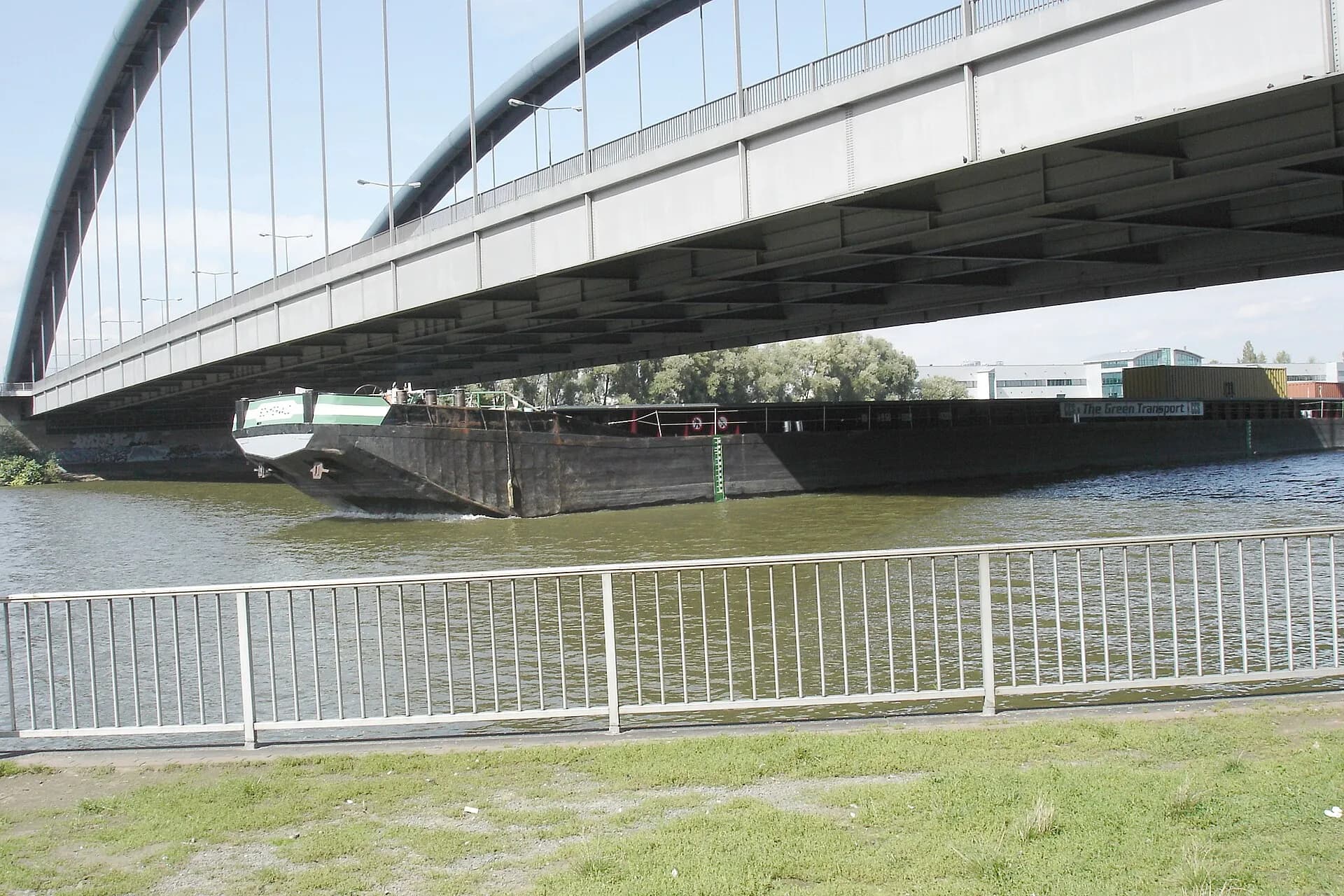 Kaiserleibrücke mit Frachtschiff auf dem Main