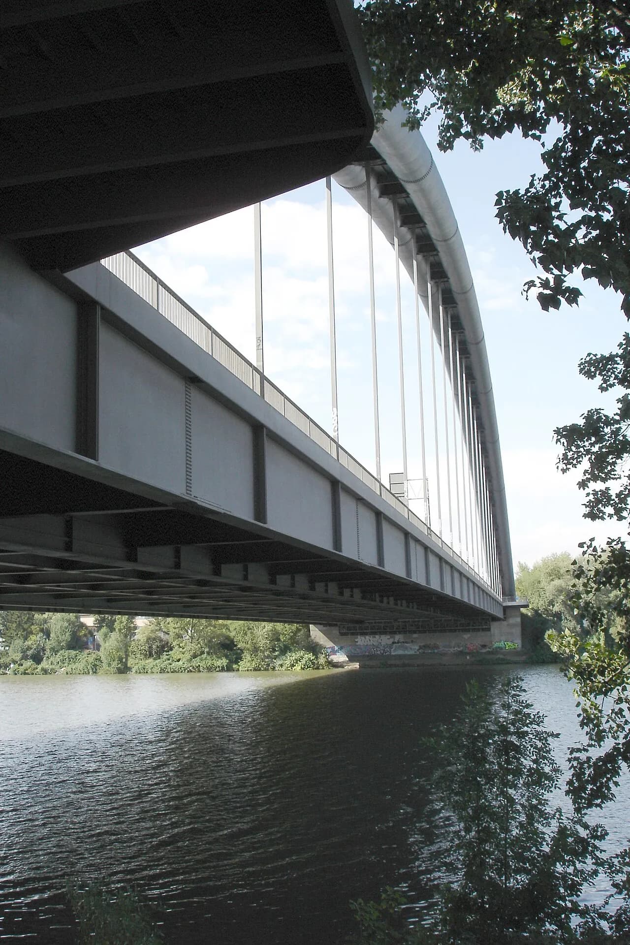 Stahlkonstruktion der Kaiserleibrücke von unten