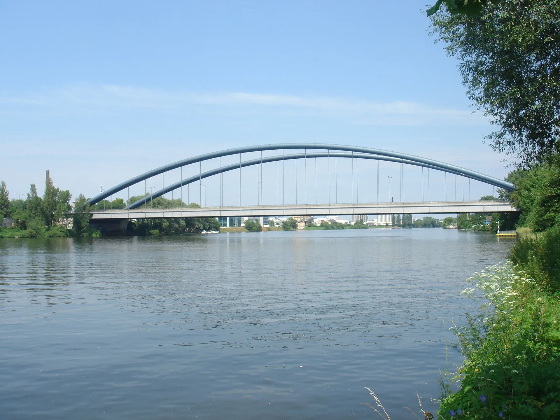 Kaiserleibrücke vom Mainufer aus gesehen