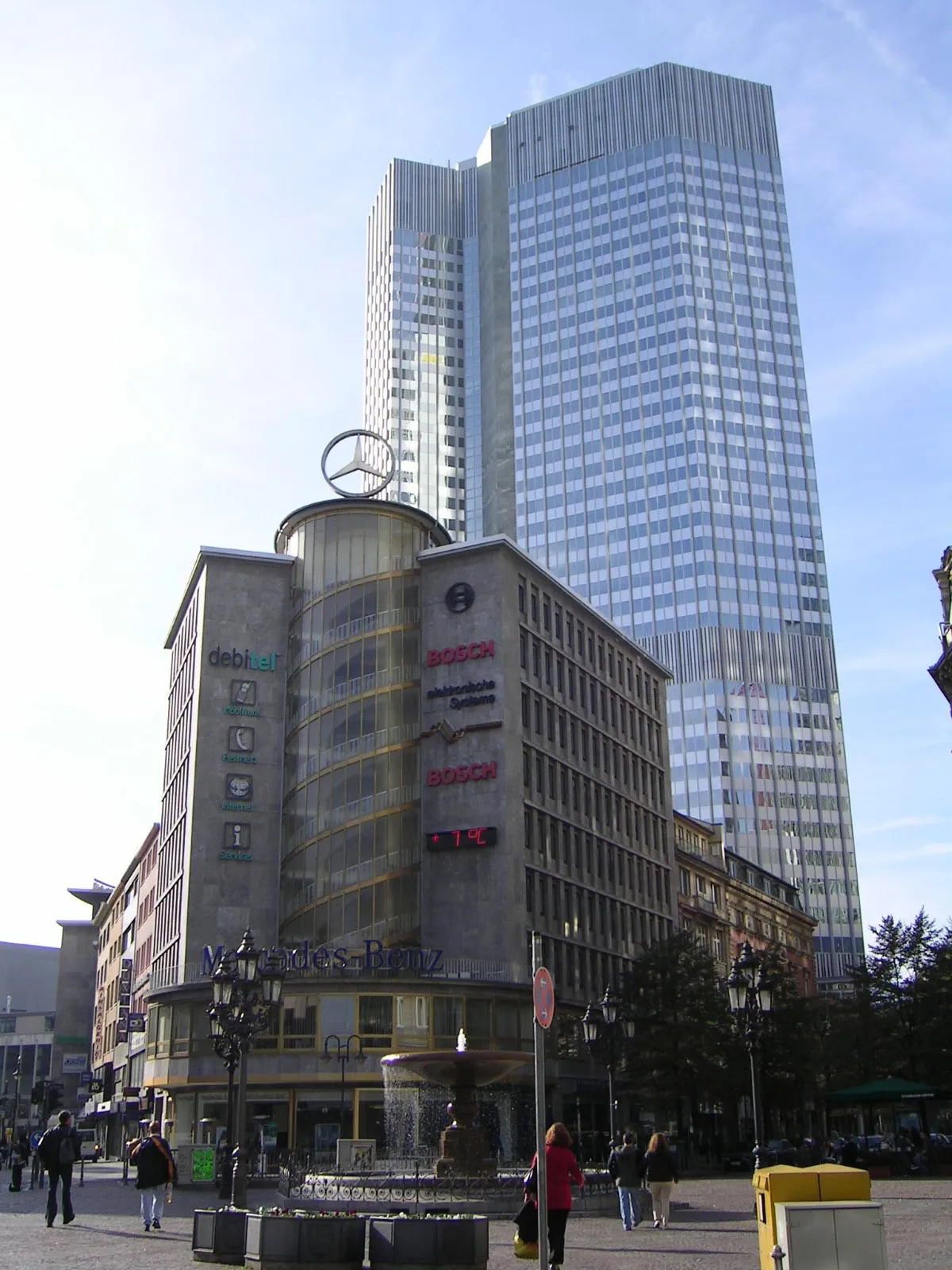 Kaiserplatz mit Hochhaus in der Frankfurter Innenstadt