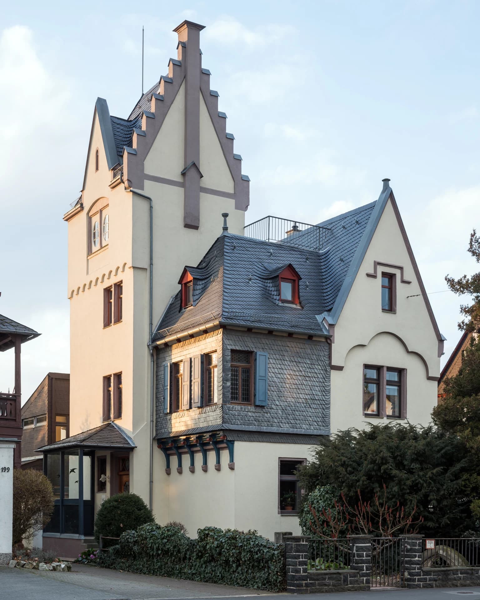 Villa mit Treppengiebel an der Kaiserstraße 197 in Friedberg (Hessen)