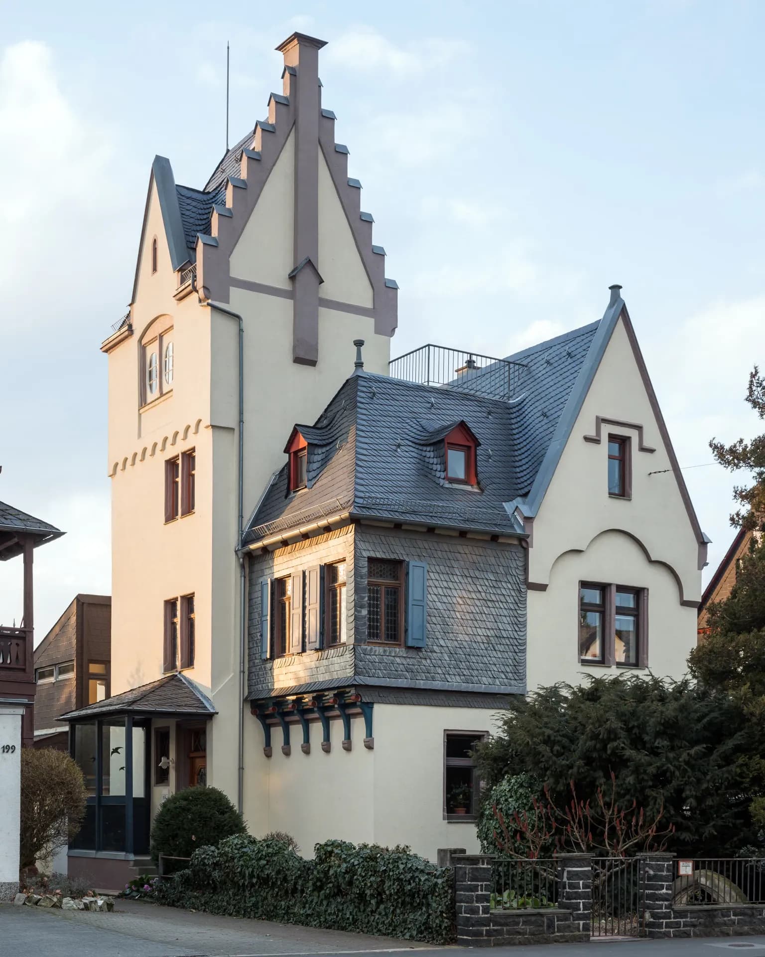Villa mit Treppengiebel an der Kaiserstraße 197 in Friedberg (Hessen)